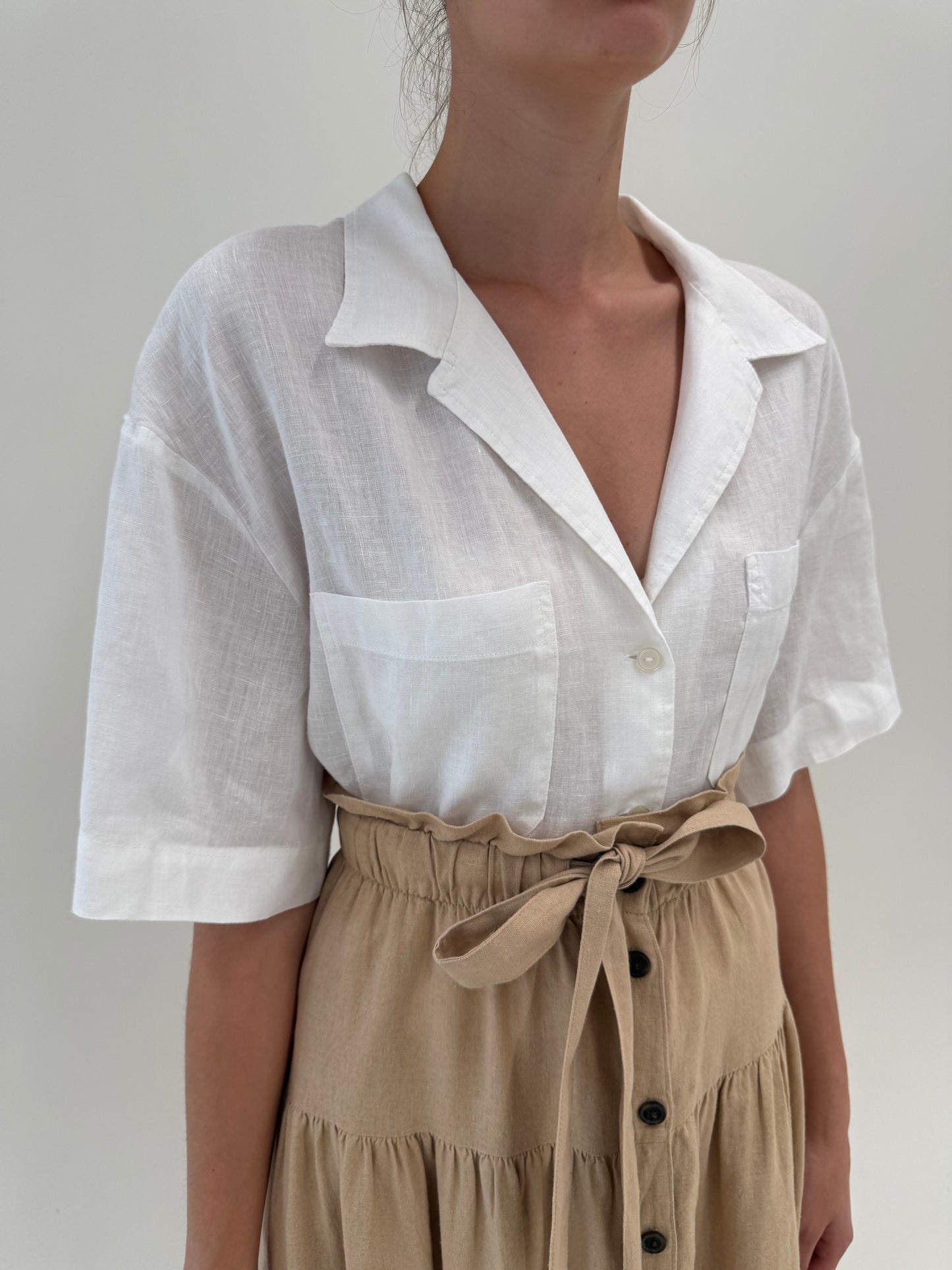 Cămașa cropped din in premium în croi minimalist