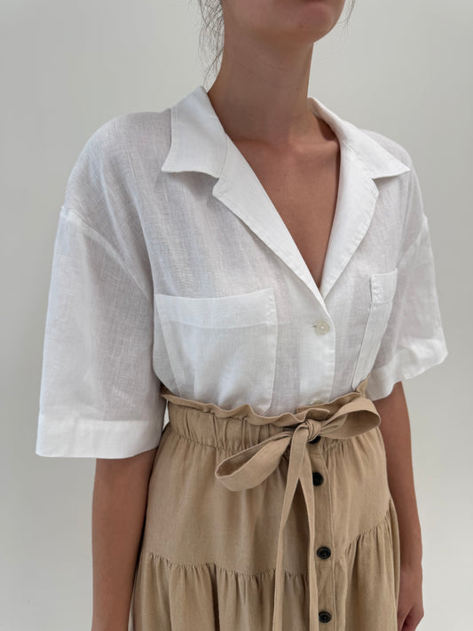 Cămașa cropped din in premium în croi minimalist