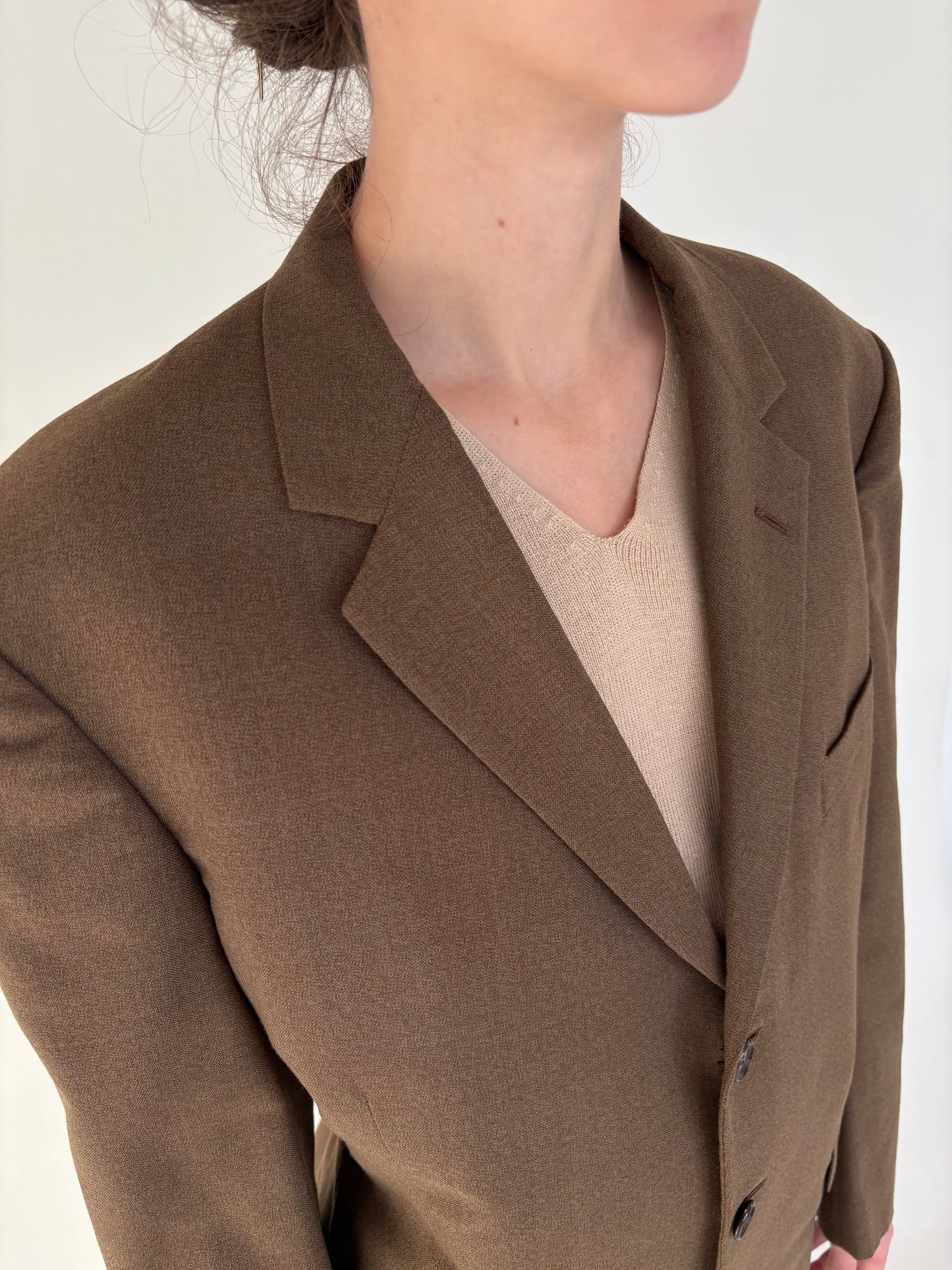 Sacou chocolate brown din lana ușor structurată în croi actual
