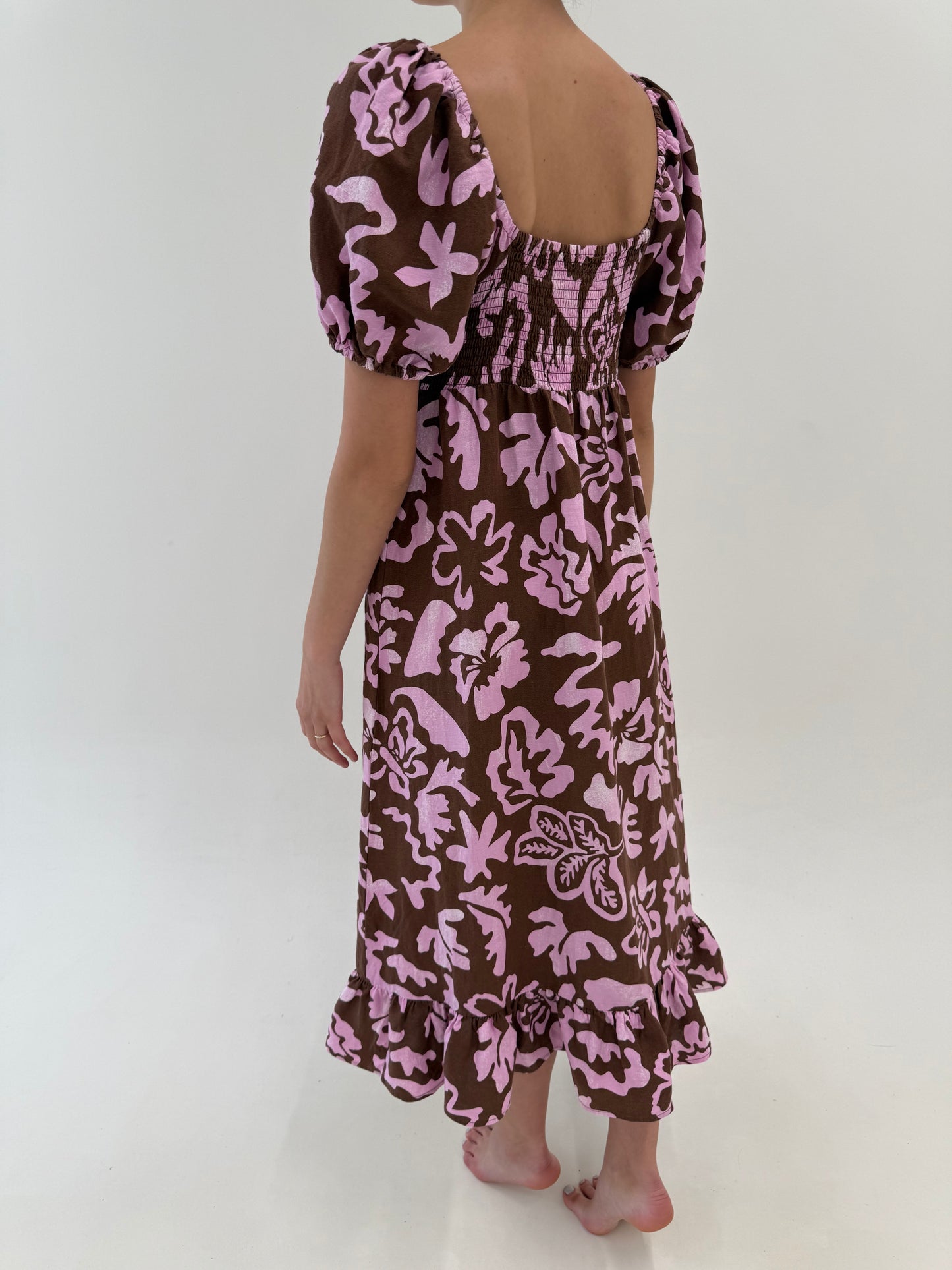 Rochie vintage maxi chocolate brown cu print roz din in cu bust drapat reglabil