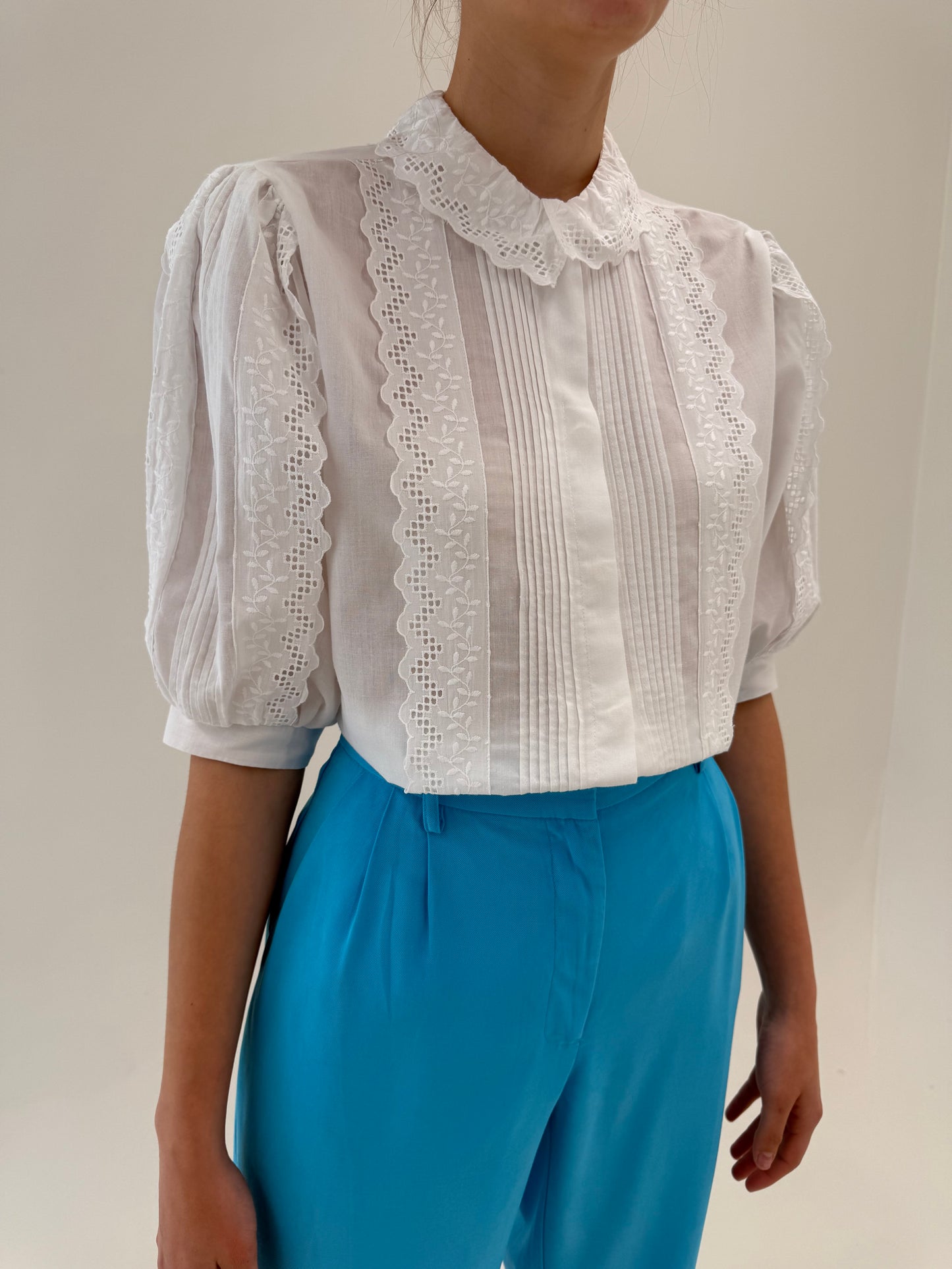 Cămașa vintage cu inserții de dantelă și broderie anglaise din panzica de bumbac