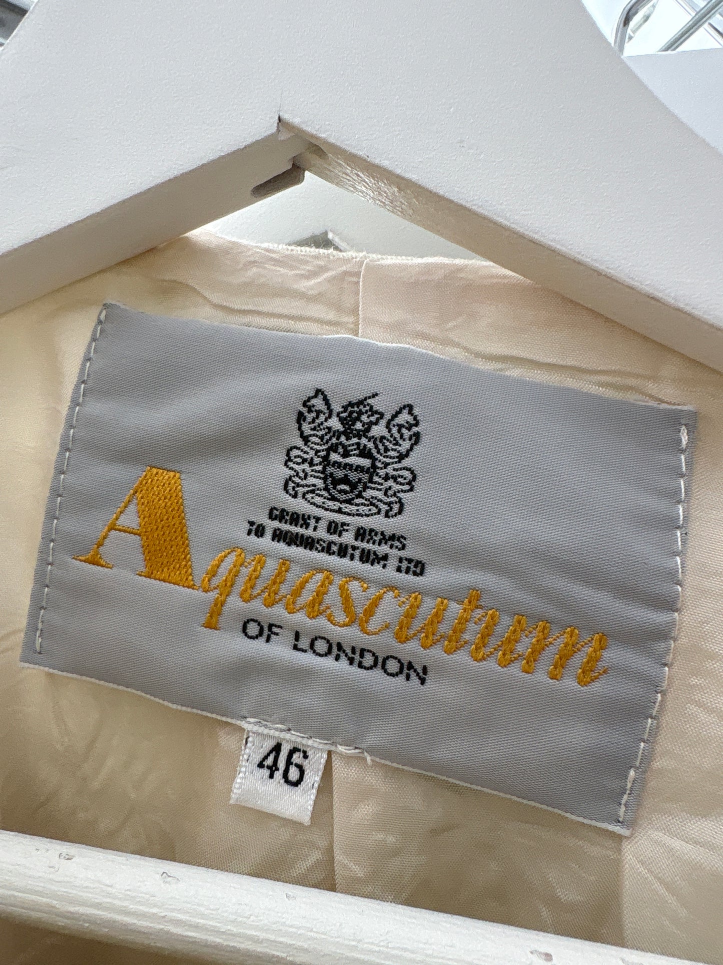 Sacou de brand luxury Aquascutum off white în croi cambrat din bumbac