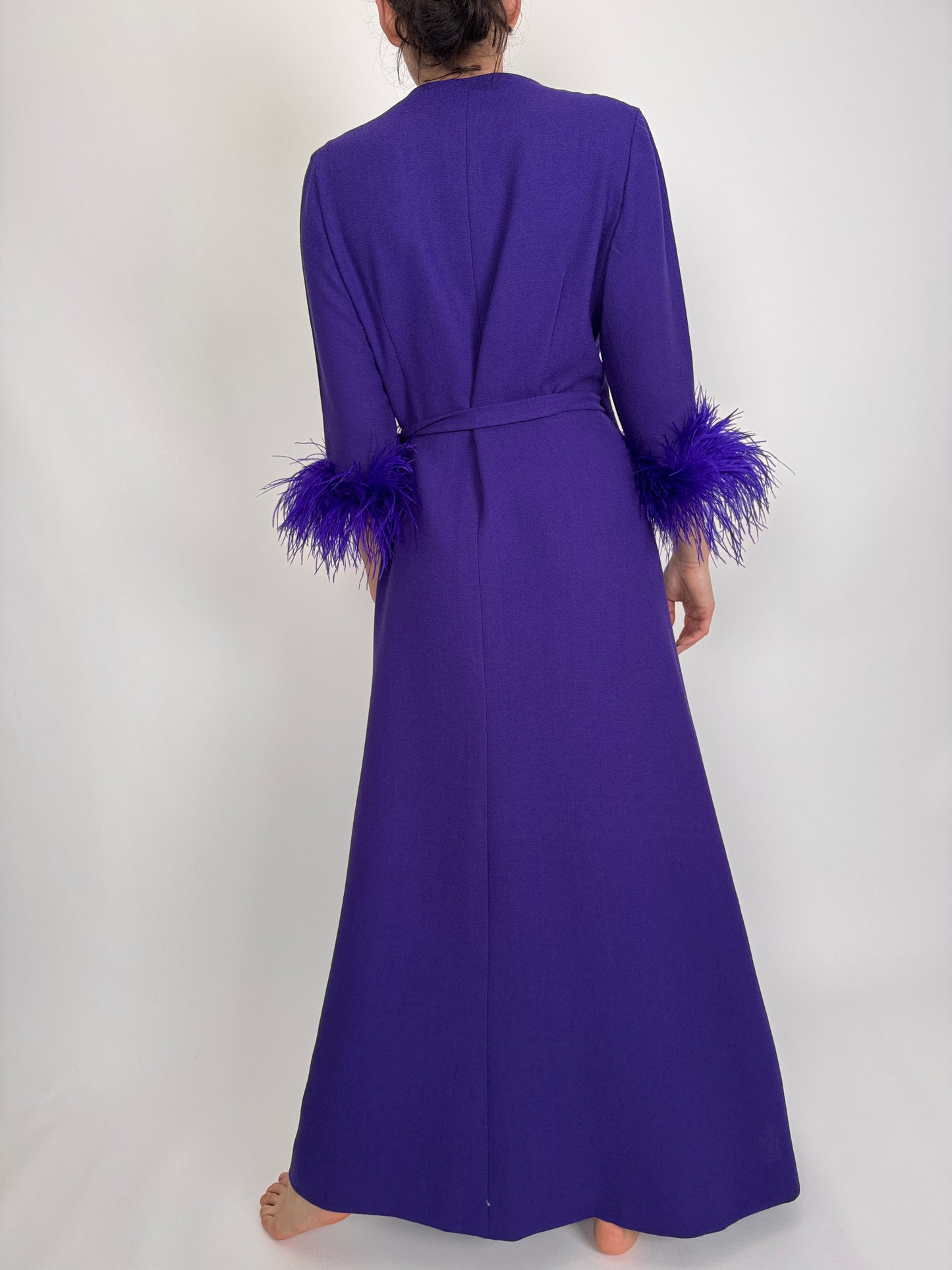 Rochie vintage maxi petrecută electric purple cu aplicații din pene naturale