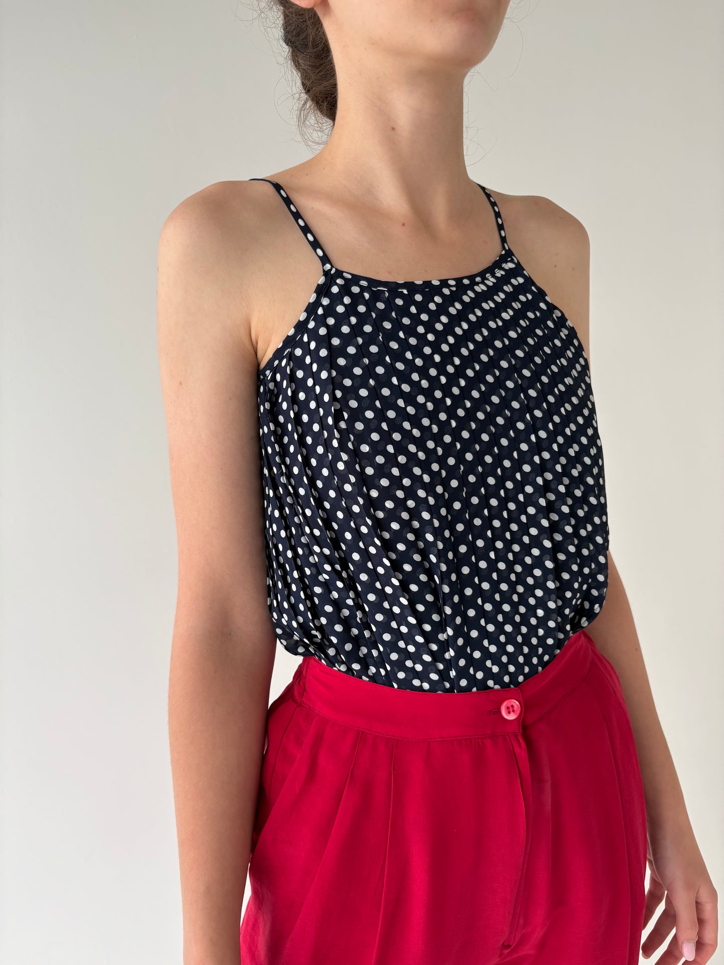 Top petite Navy cu buline si pliseuri