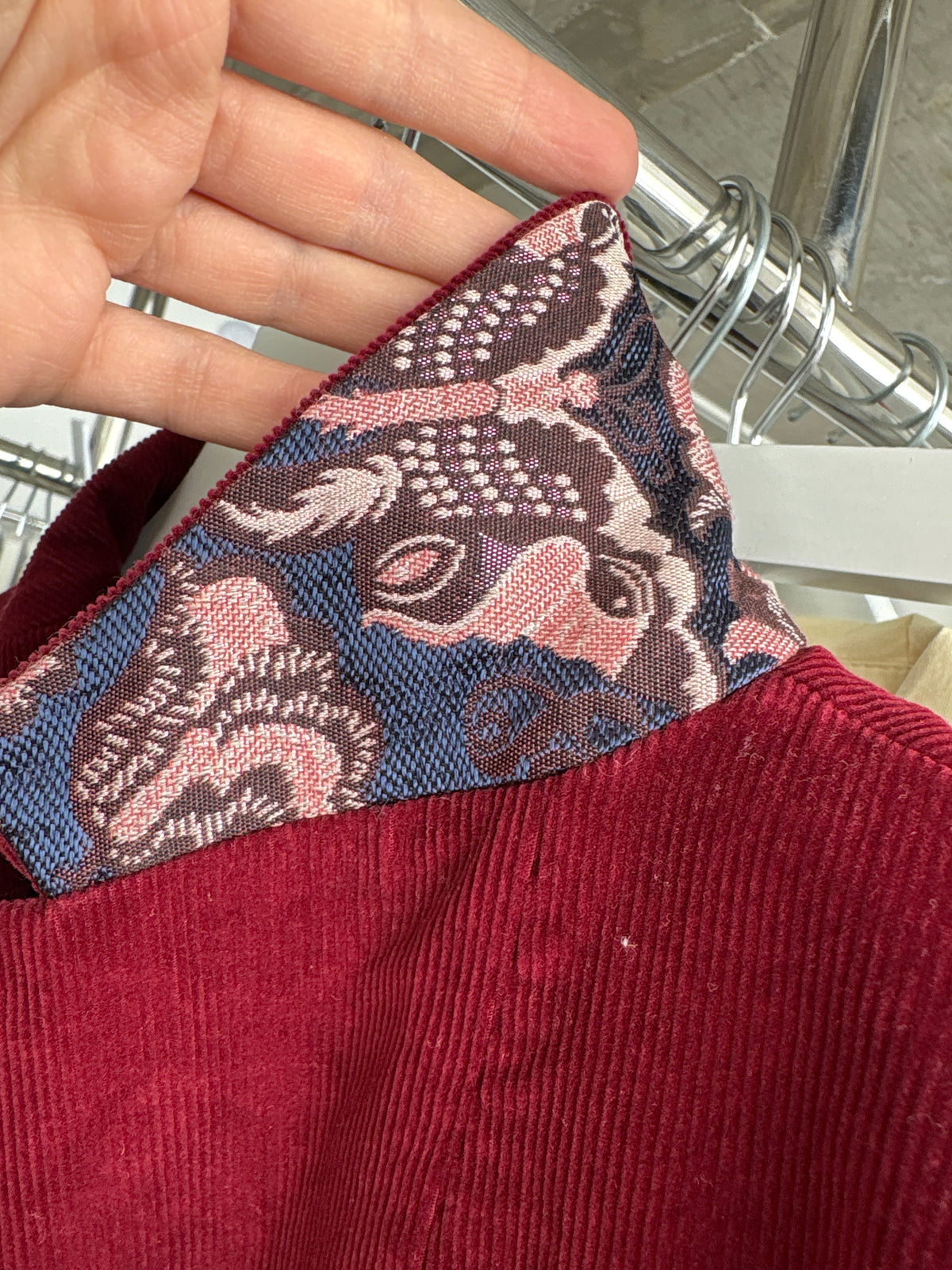 Sacou Max Mara din catifea dark cherry red cu inserție de brocart sub guler