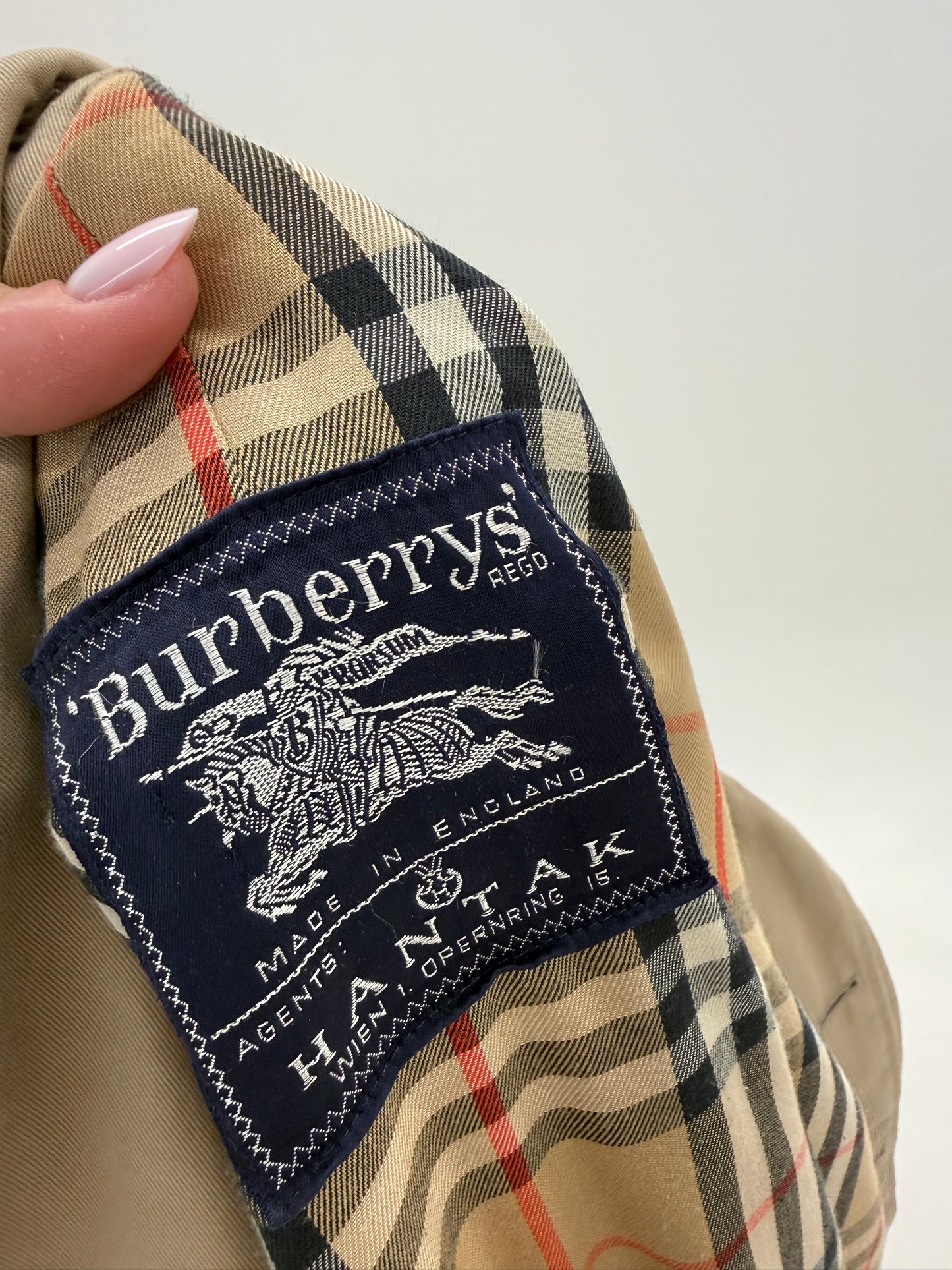 Trench Burberry vintage în croi clasic din gabardină camel cu interior specific