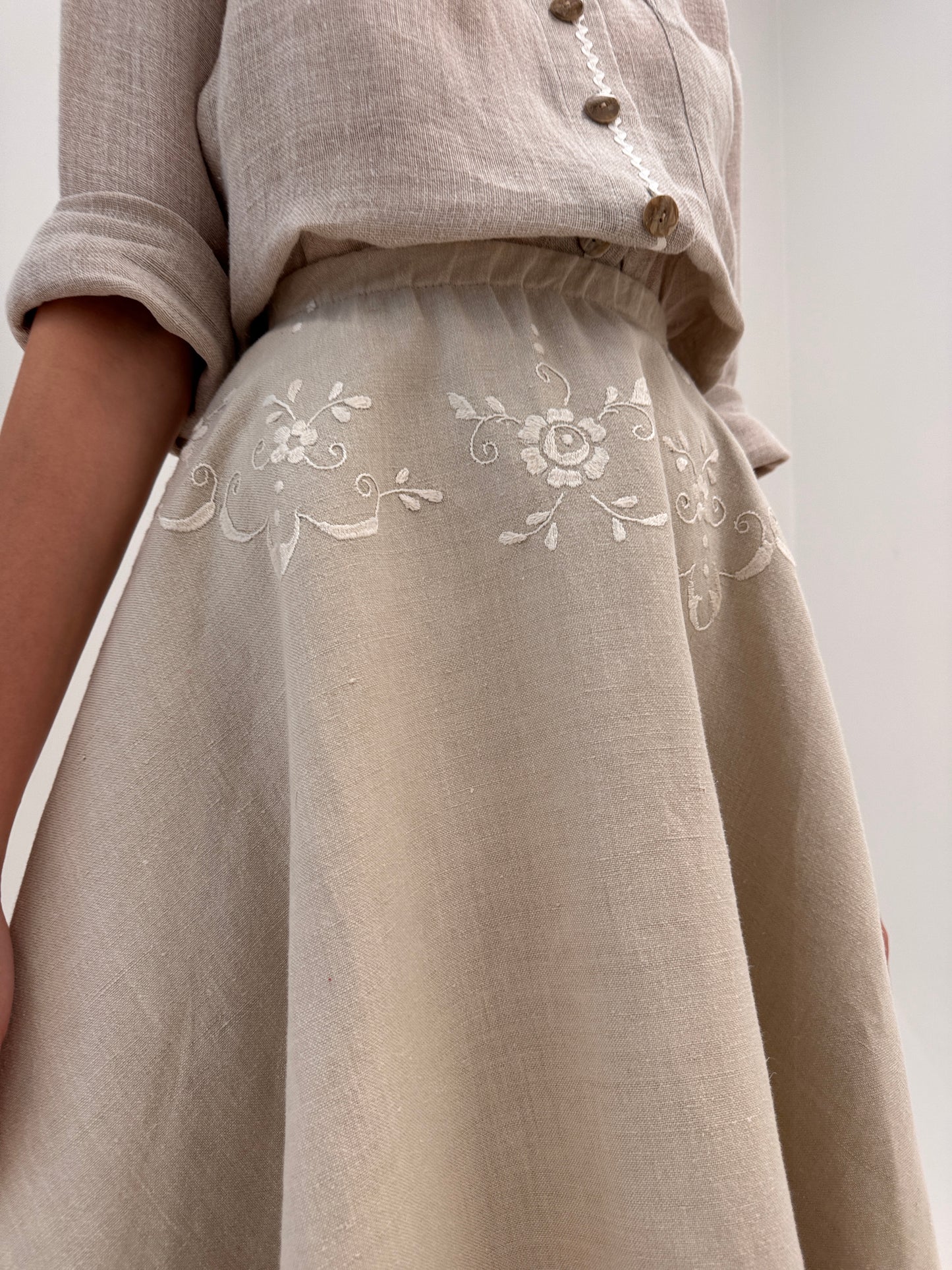 Fustă vintage bijuterie din pânză de in cu broderie manuală și talie elastică
