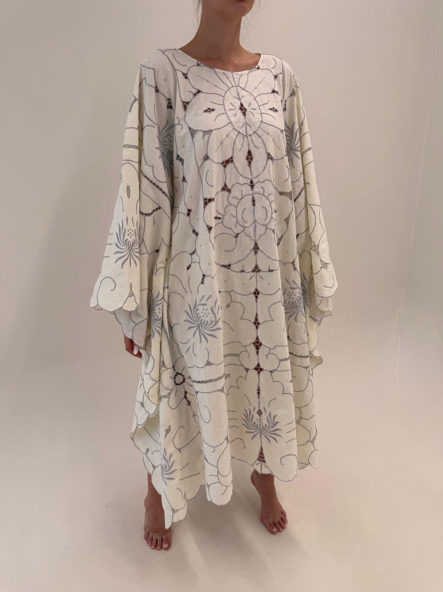 Kaftan excepțional integral brodat din pânză de in cu mâneci fluture