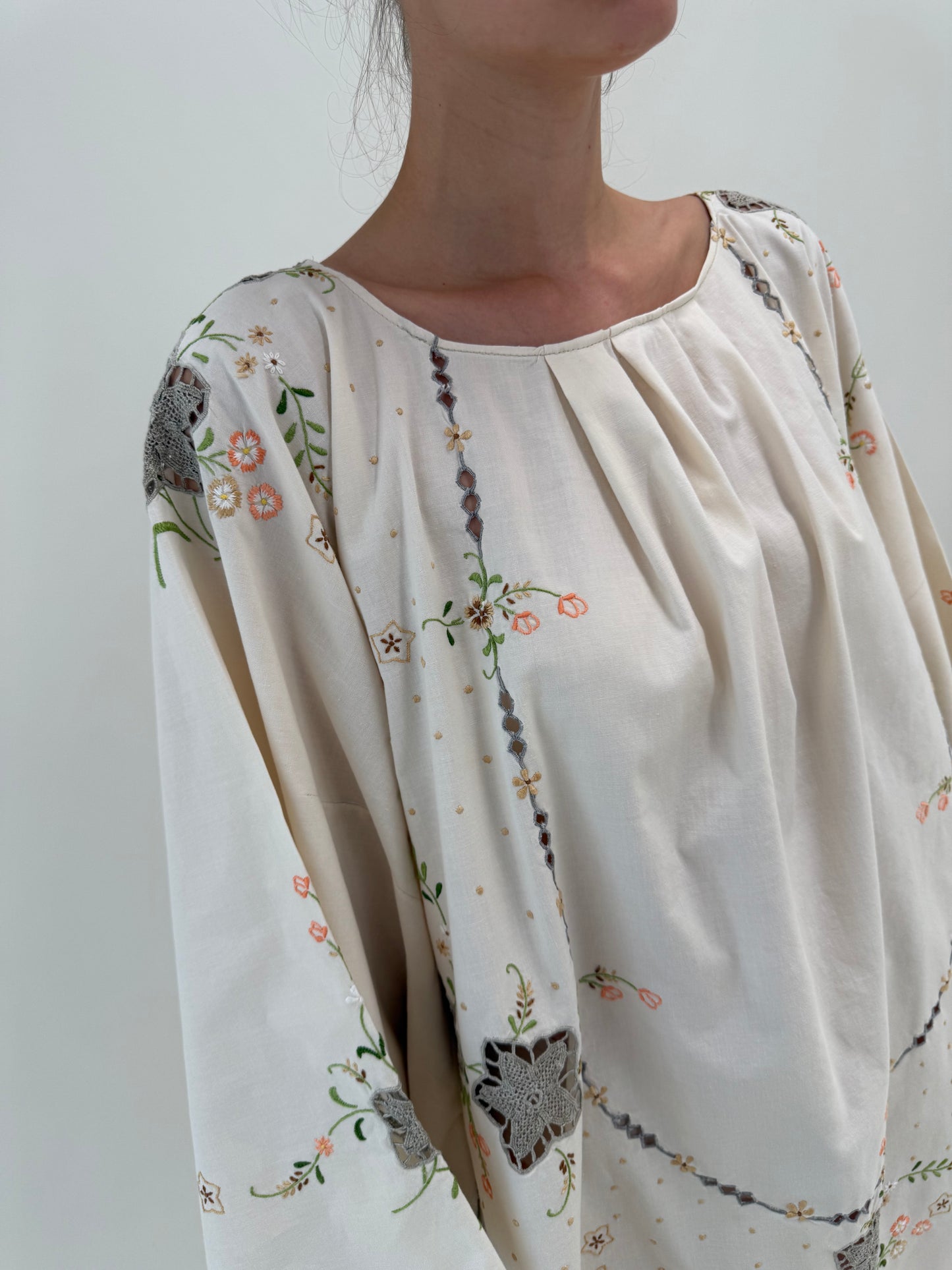 Kaftan vintage din pânză de bumbac cu broderie manuală excepțională light nude