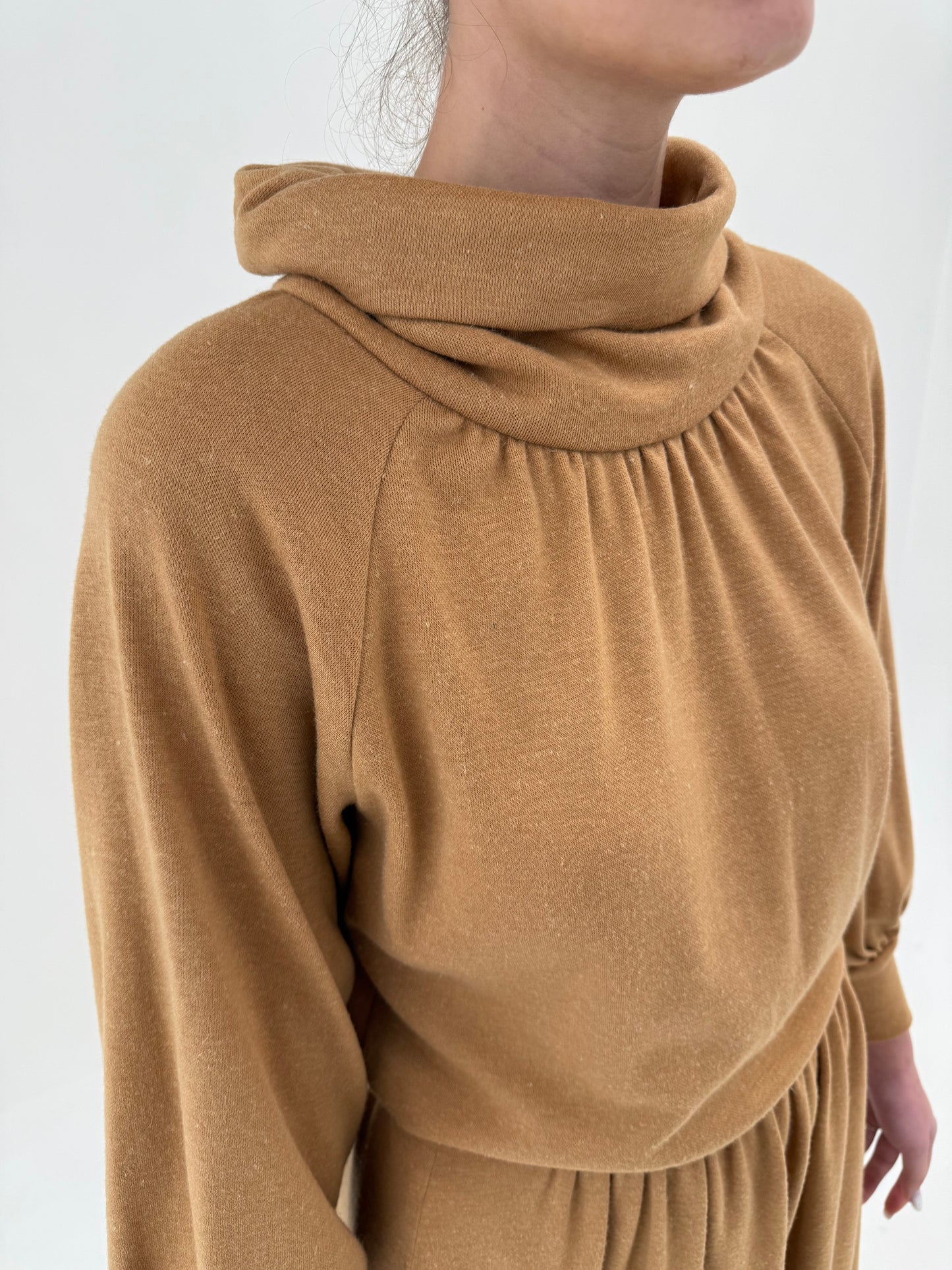 Rochie vintage camel cu talie marcată și manșete ultra înalte