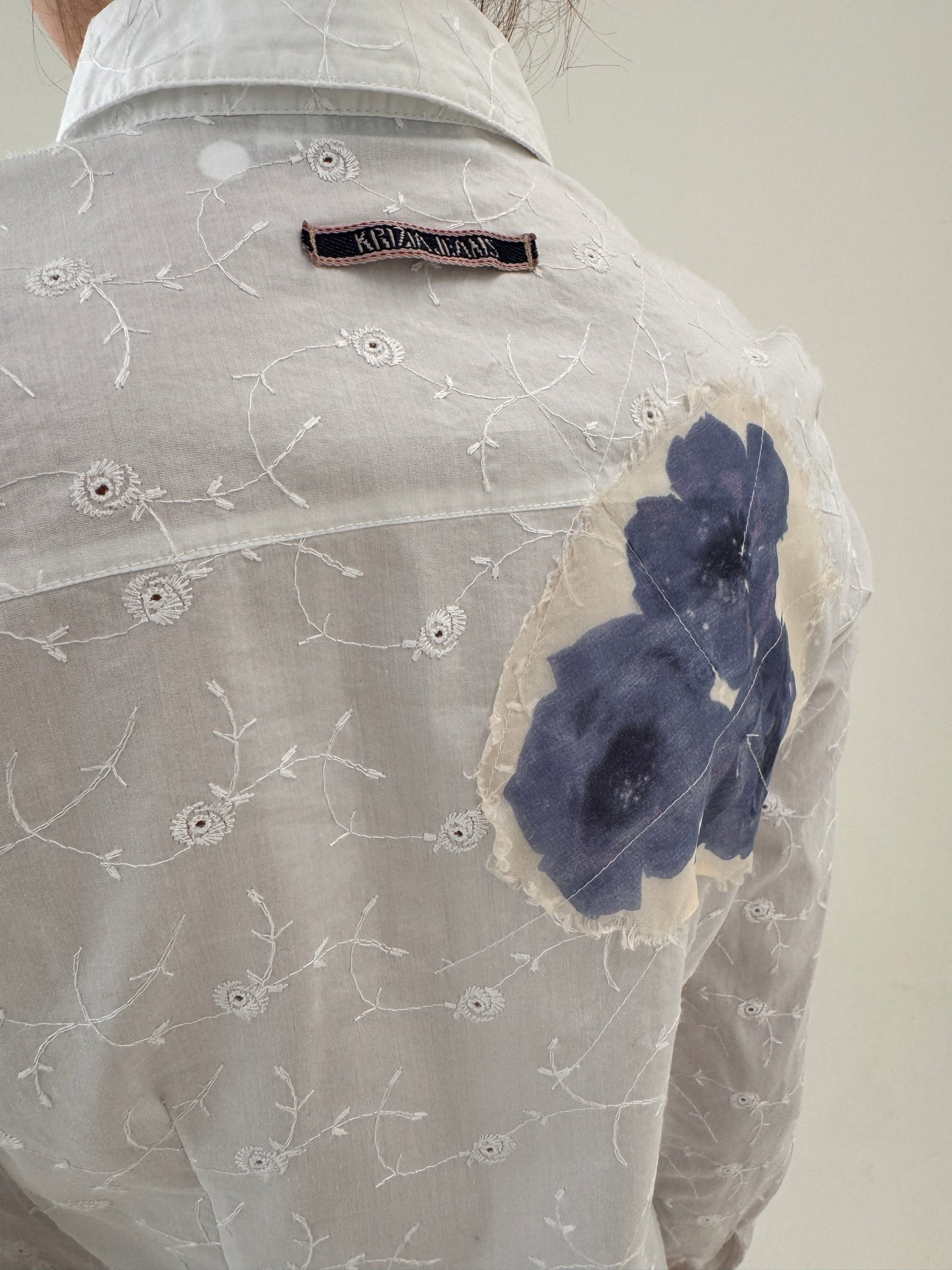 Cămașa Krizia superbă din bumbac integral broderie anglaise cu aplicații