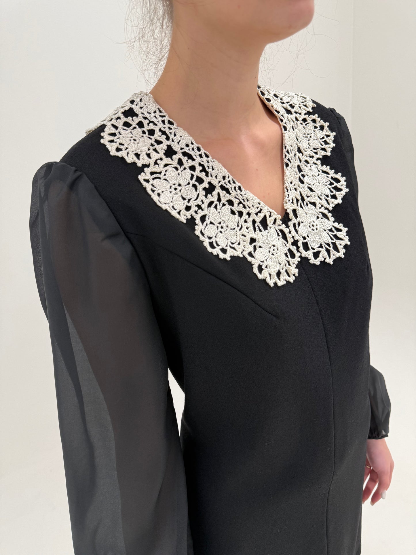 LBD vintage cu guler din macrame lucrat manual și inserții de voal