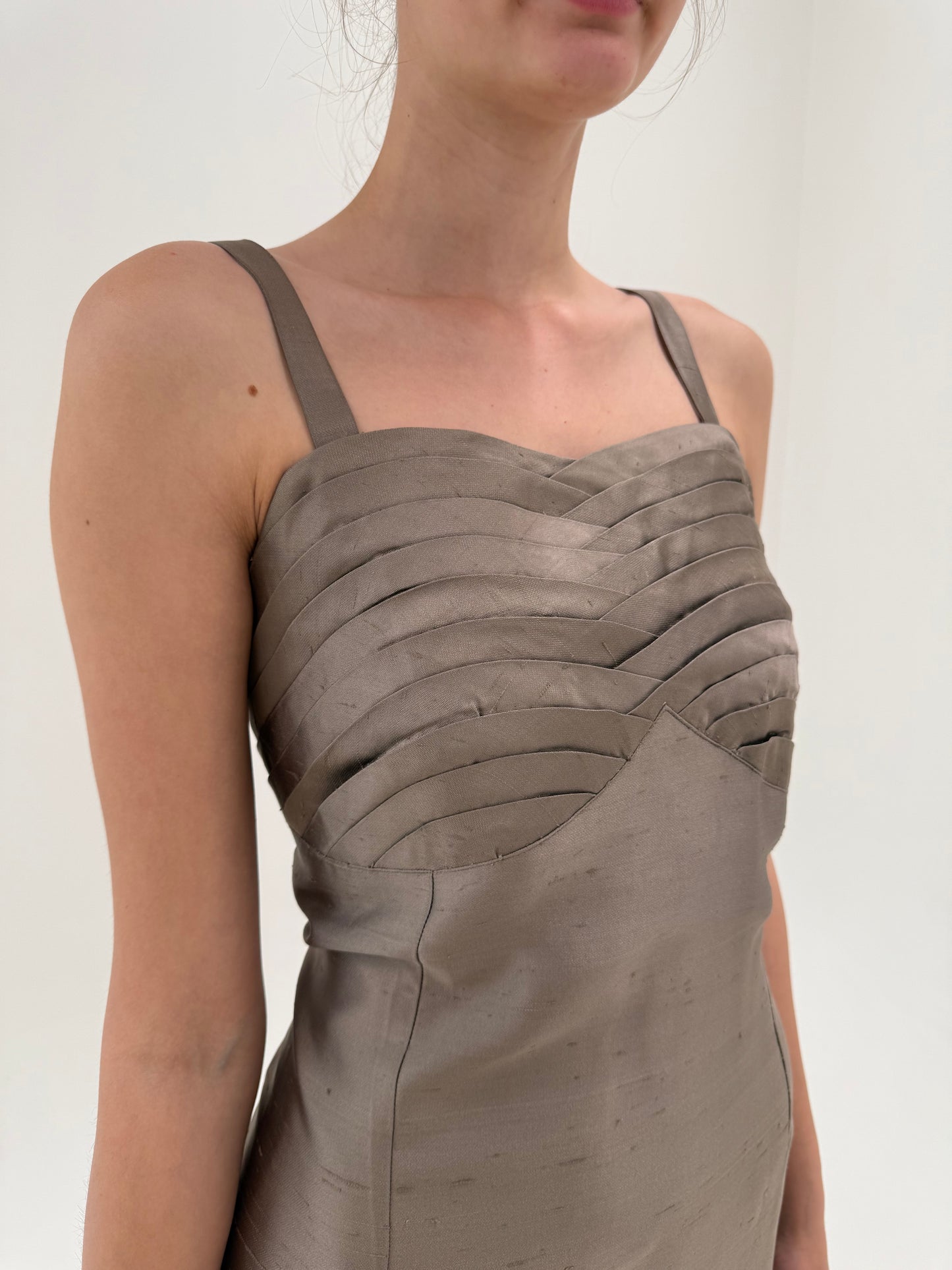 Rochie în croi elaborat din mătase naturală dupioni de la business la cocktail