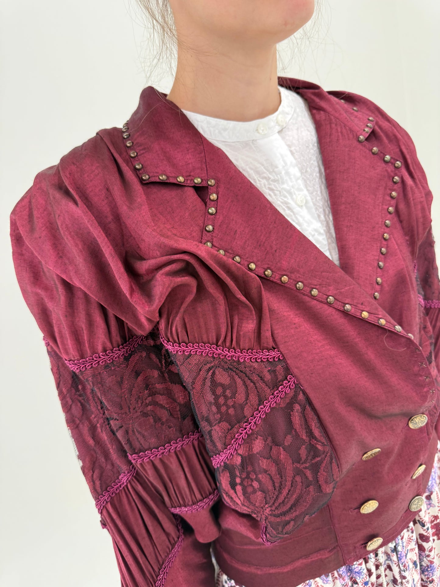 Jacheta vintage burgundy în croi super elaborat cu aplicații 3D