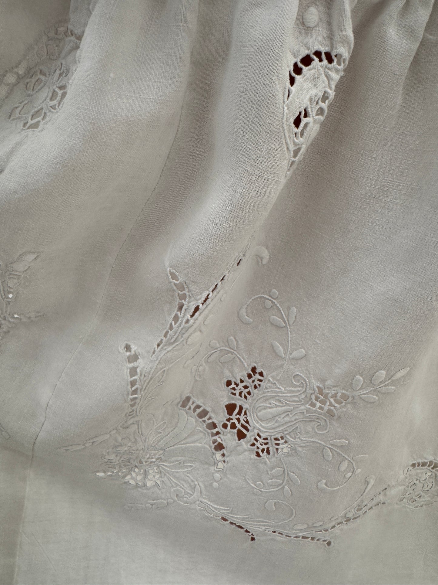 Rochie maxi excepțională din pânză de in cu broderie manuală delicată