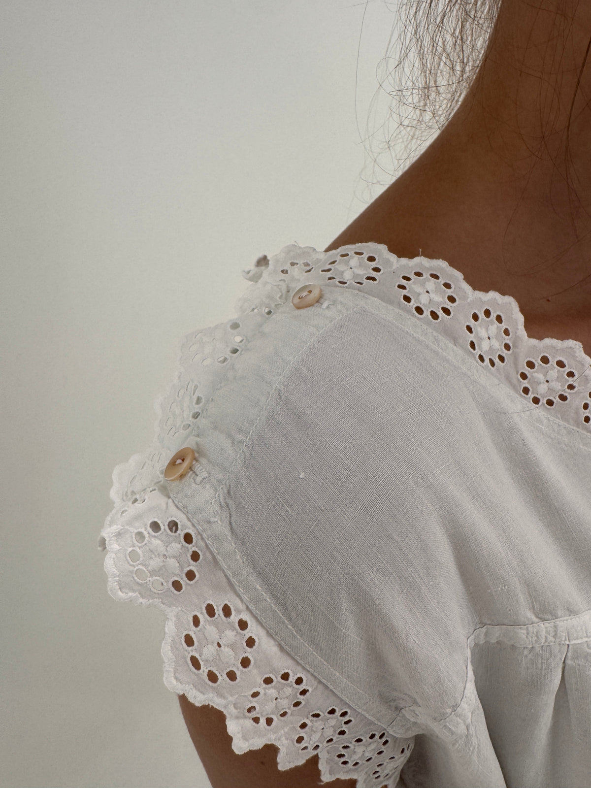 Rochie maxi din panza excepțională de in cu broderie manuală delicată și cordon