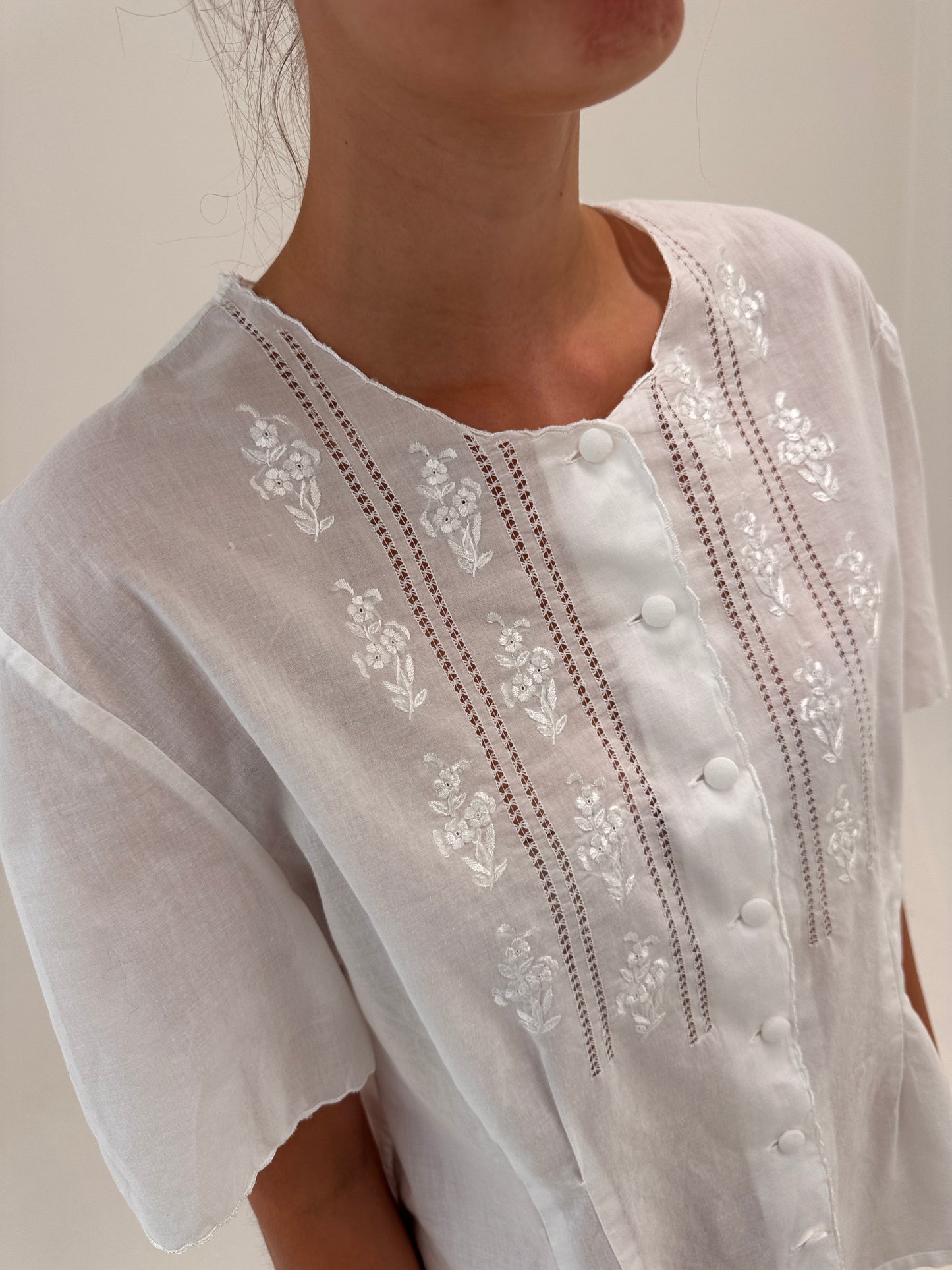 Cămașa italiana excepțională cu broderie manuală delicată în croi ușor cambrat