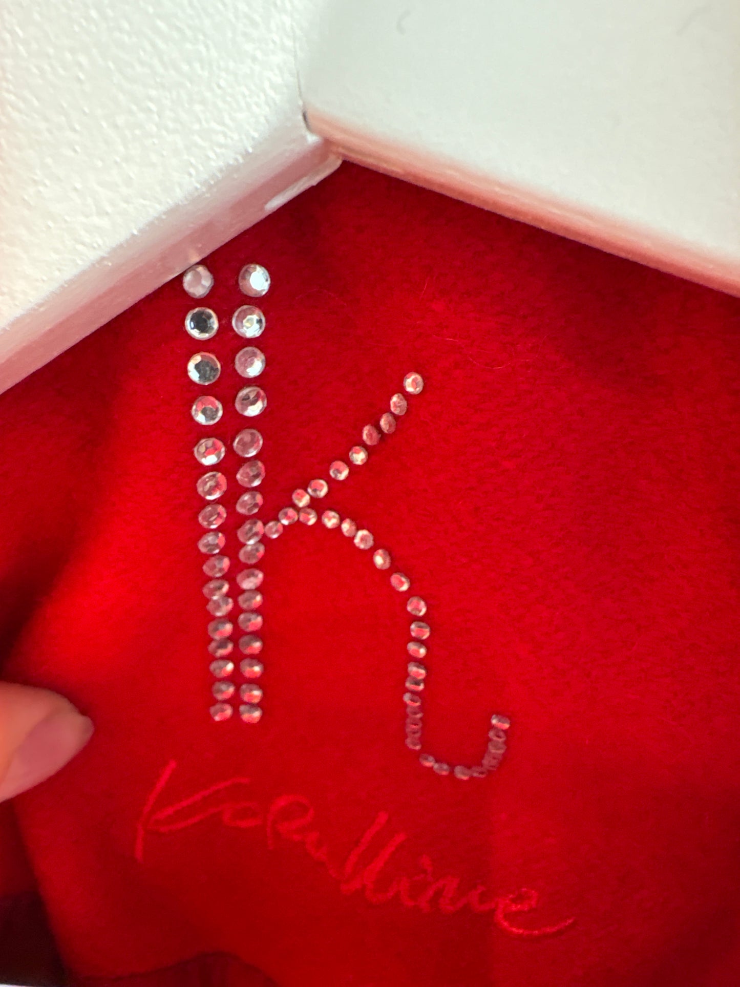 Palton cherry red din stofă ușor structurată cu închidere dublă