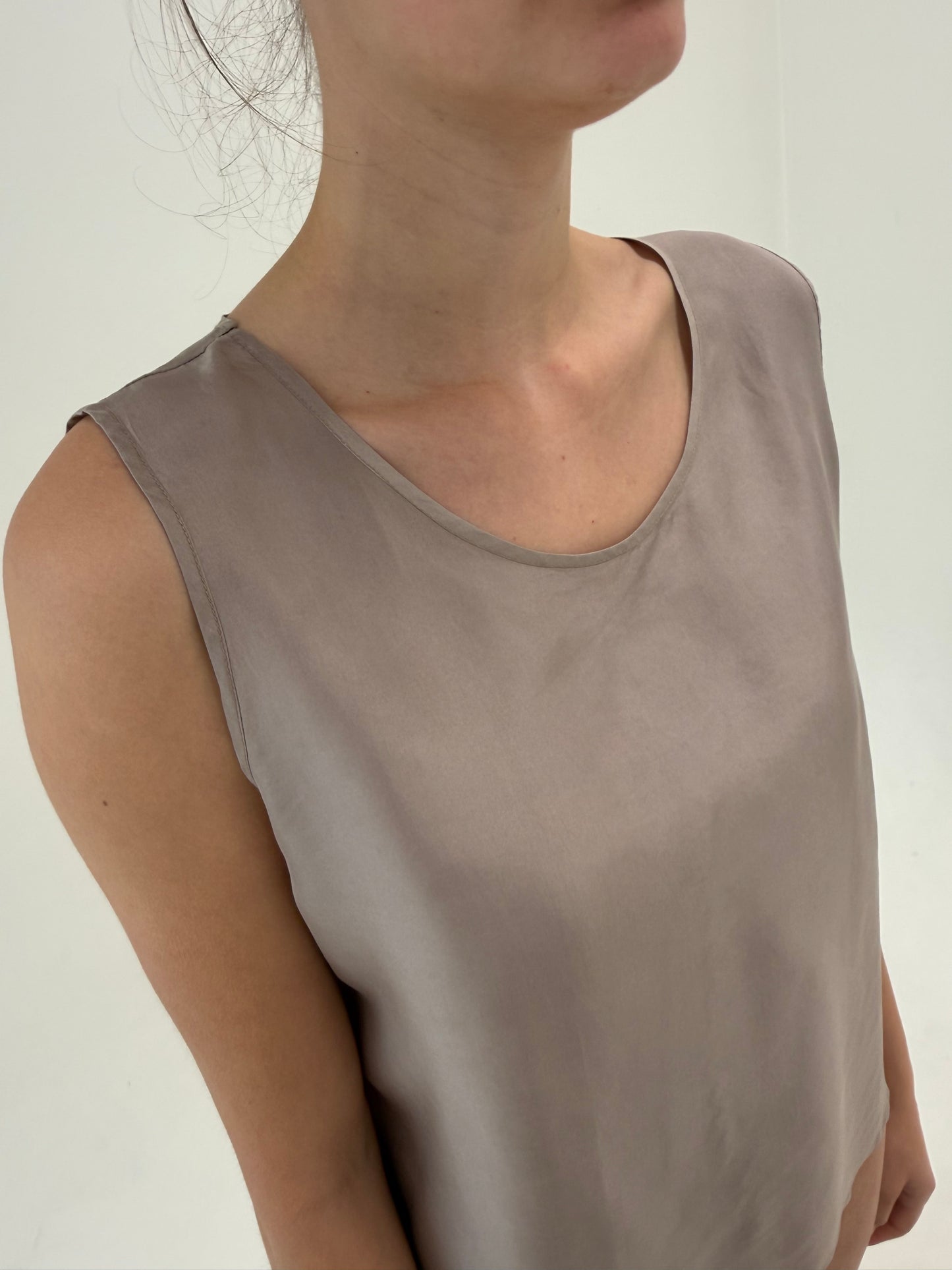 Top din mătase naturală dark nude în croi minimalist