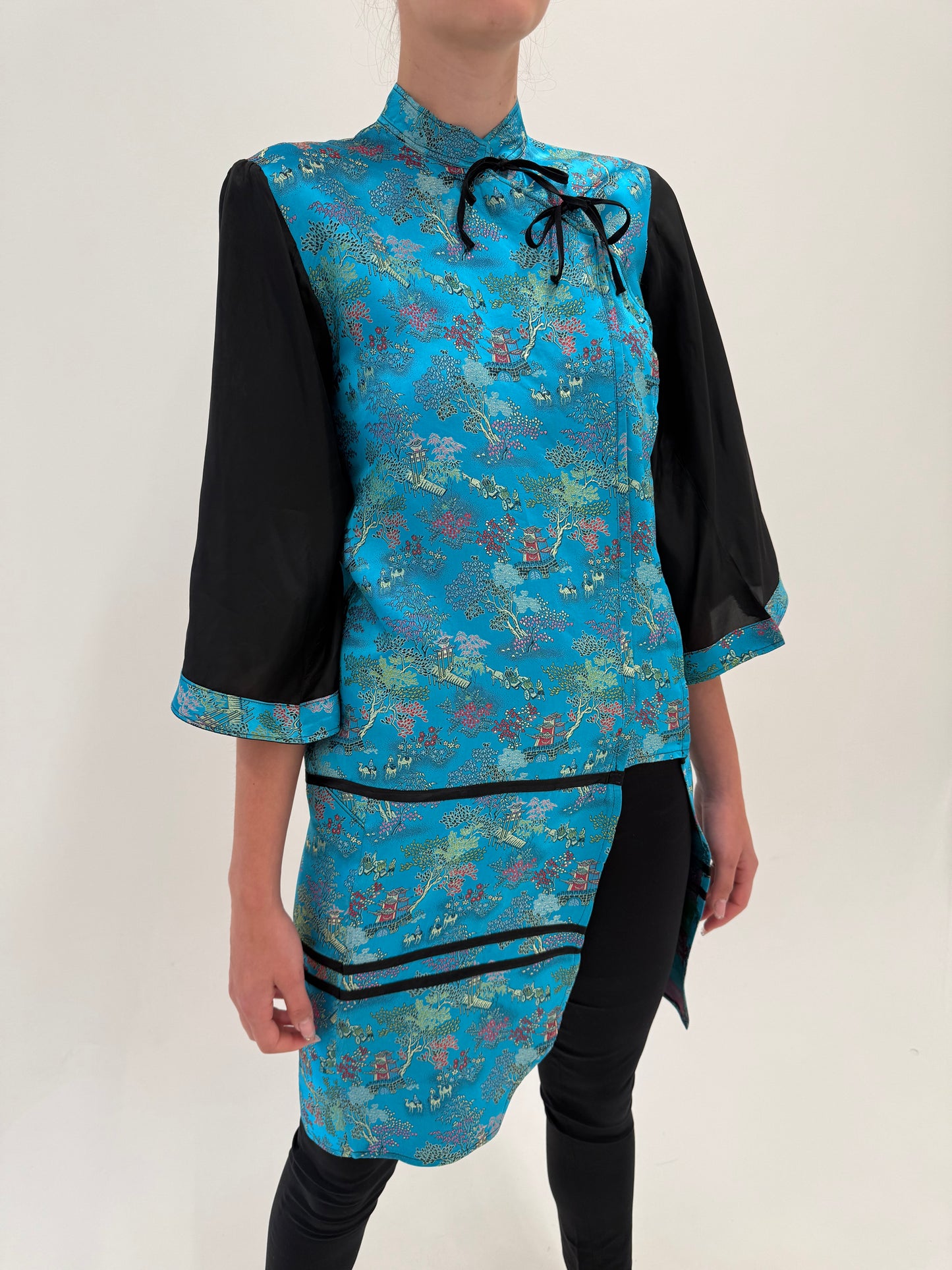 Pardesiu asiatic de vară din jacquard de mătase naturală cu închidere specifică