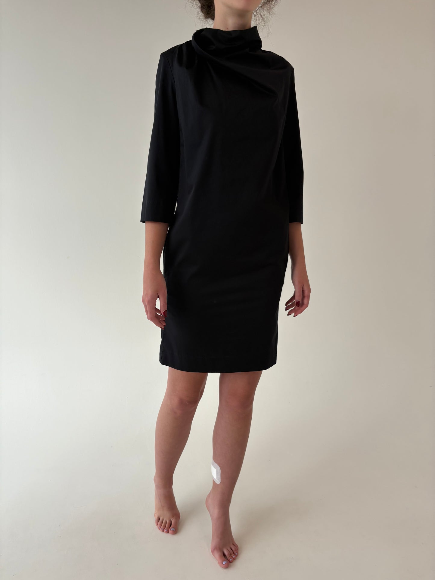 Rochie neagră Cos în croi minimalist cu fronsaj din poplin de bumbac