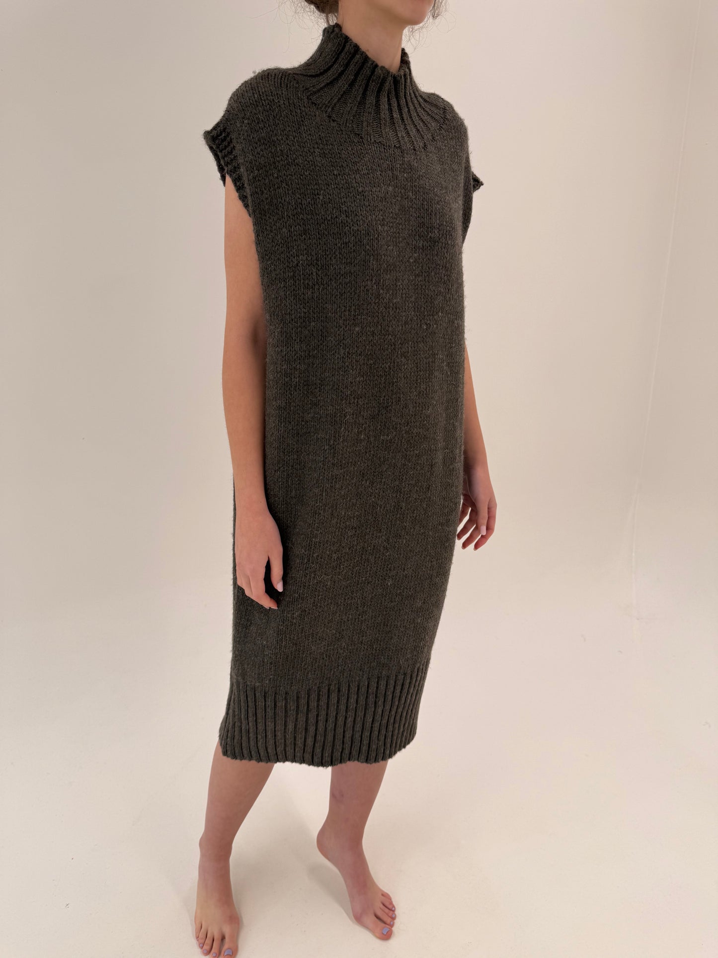 Rochie italiană taupe brown tip maleta din lana extrafina multiply midi spre maxi