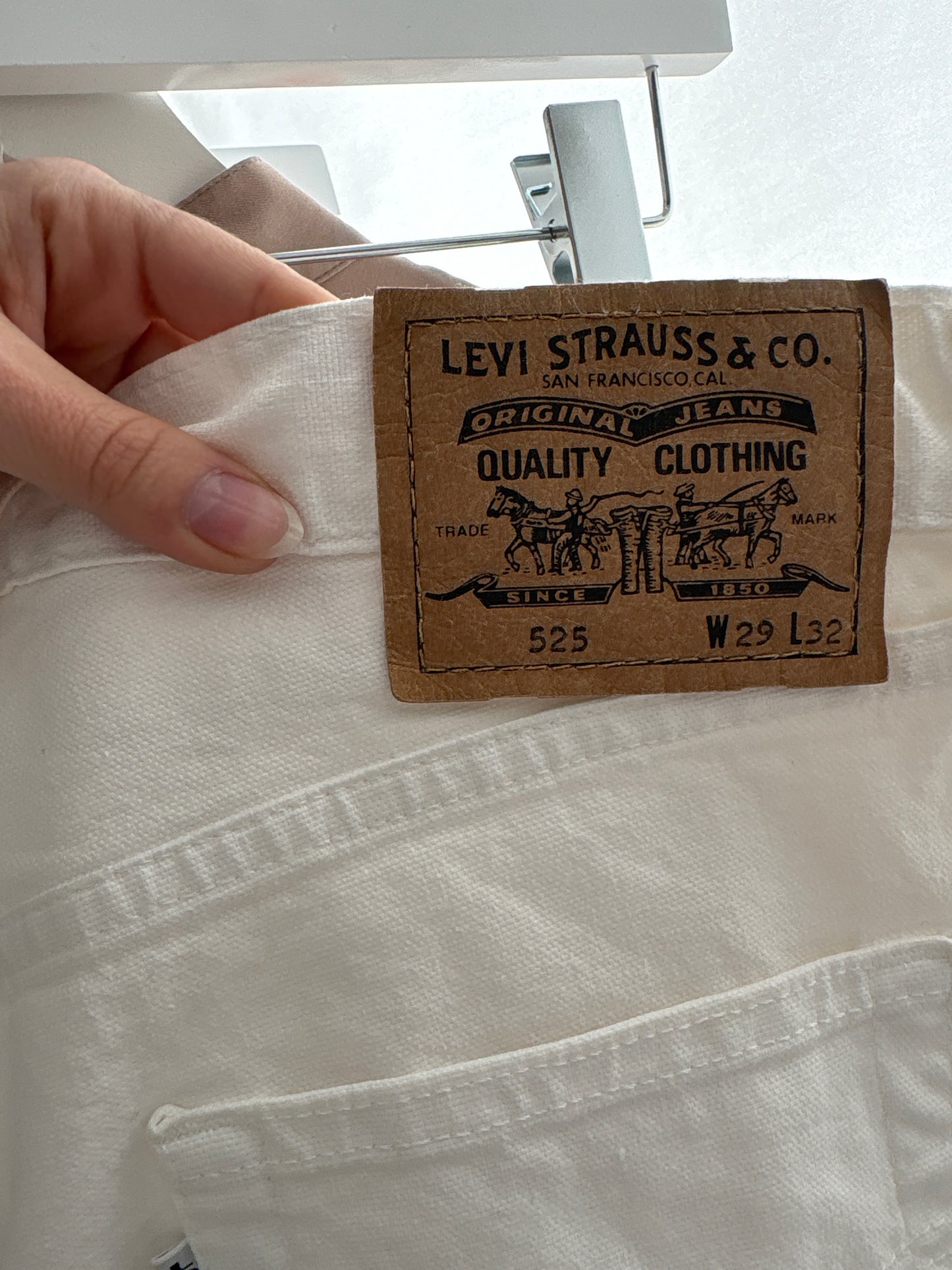 Jeans Levi’s 525 clasic fit albi ultra confort ușor modelatori