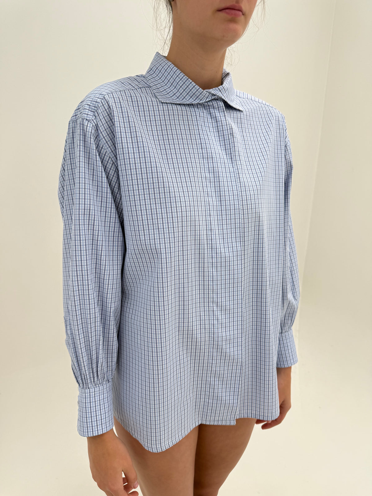 Cămașa vintage în carouri fine și croi retro modern oversized cu manșete înalte