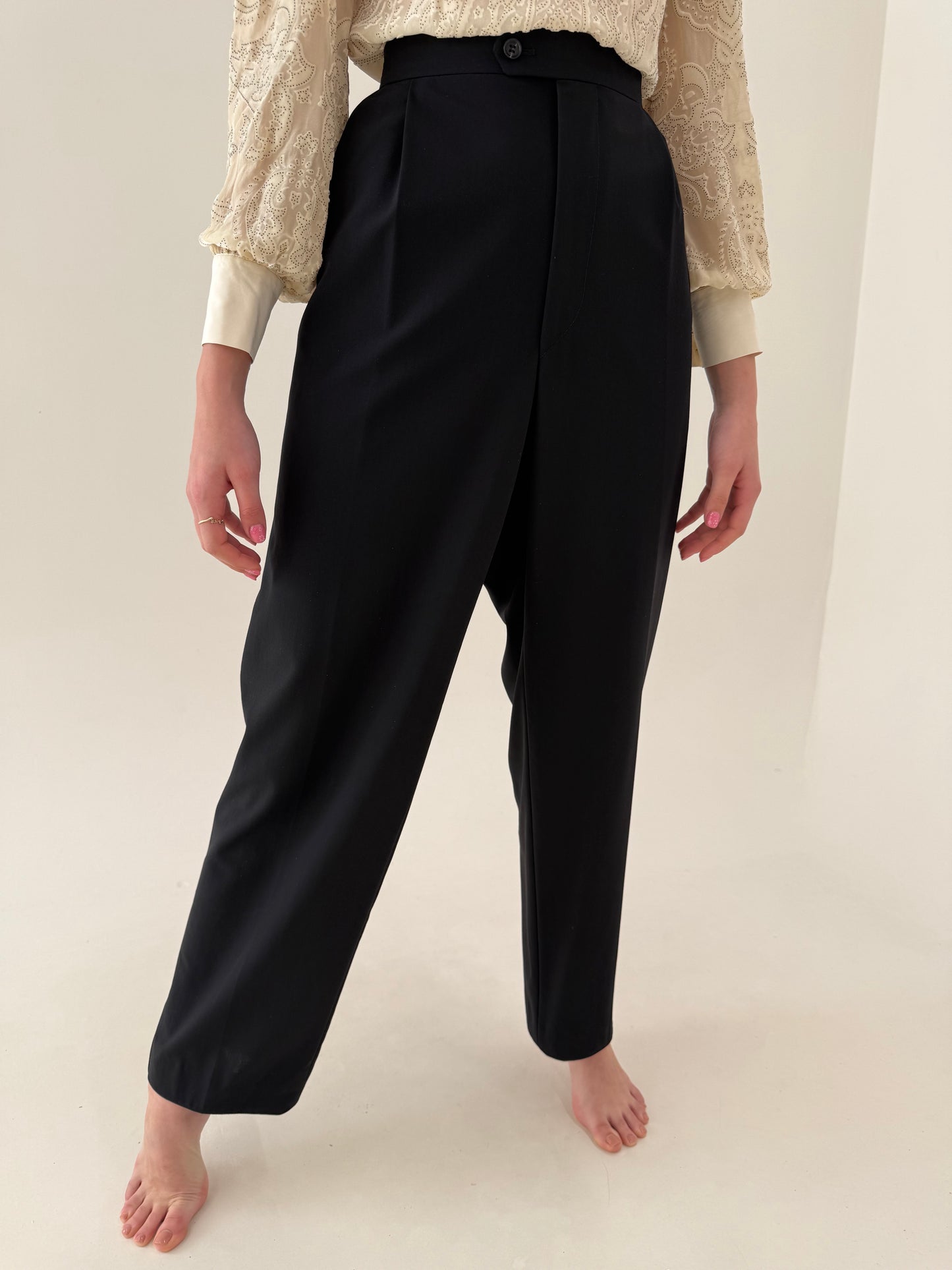 Costum luxury vintage Pierre Cardin cu revere satinate din lanita subțire