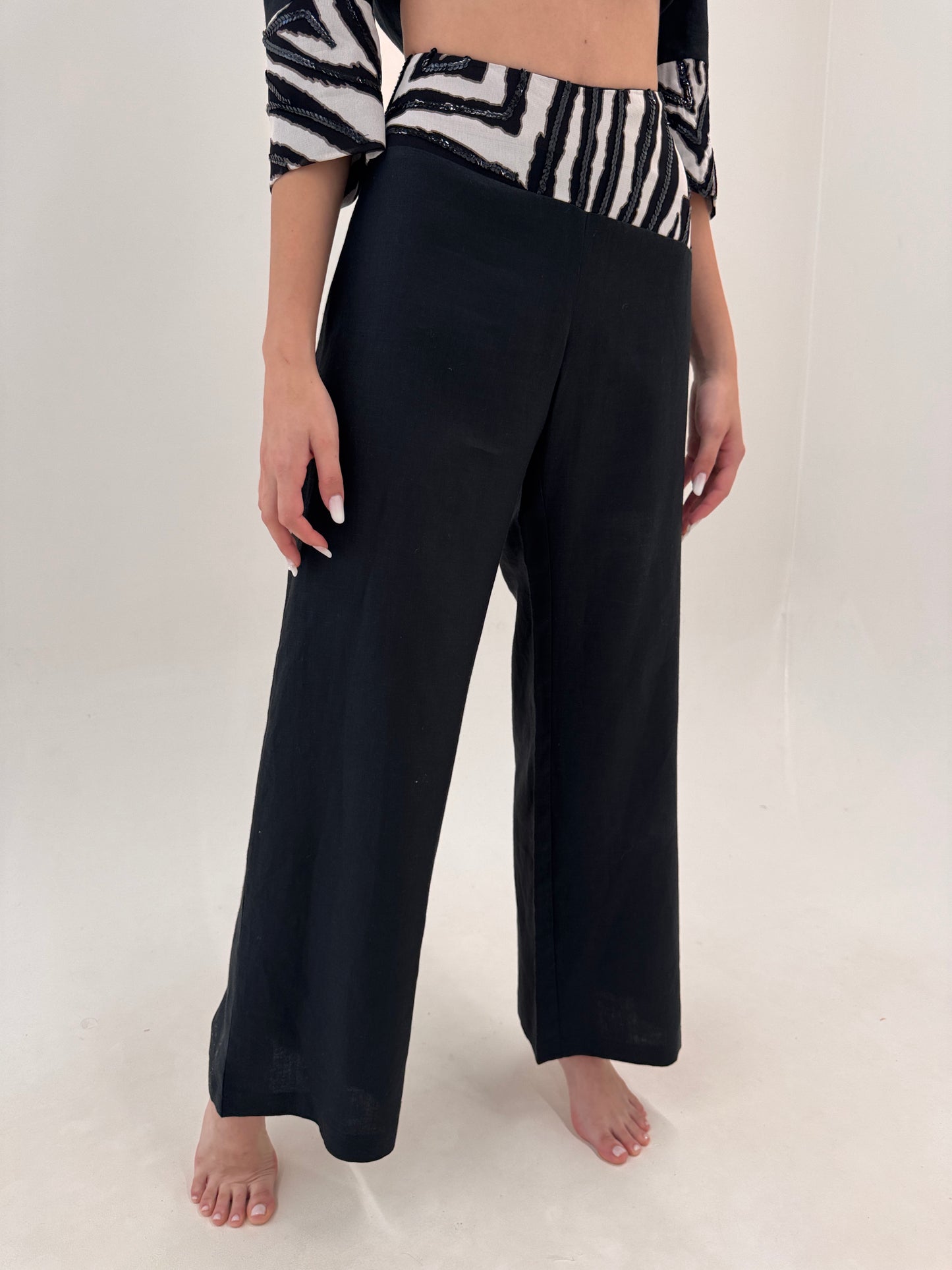 Costum italian din in premium negru cu sacou tip corsaj și pantaloni palazzo