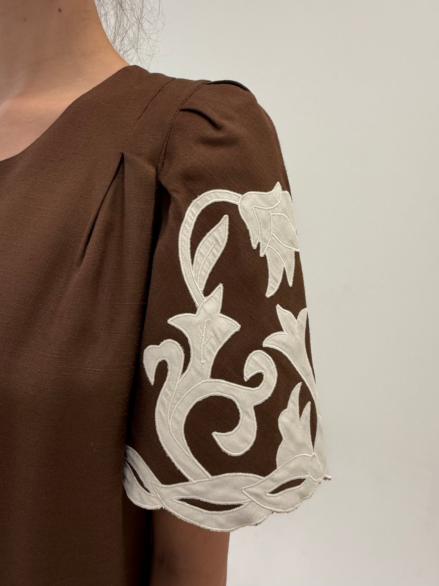 Rochie vintage italiană superbă din pânză cu lucrătură elaborată și croi minimalist