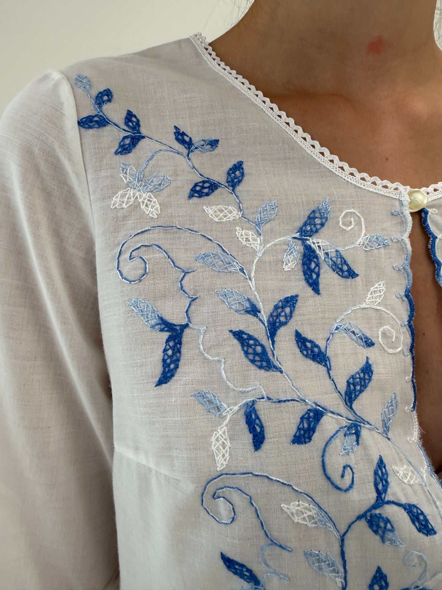 Rochie / tunica lungă din cea mai fină pânză de bumbac cu broderie albastră