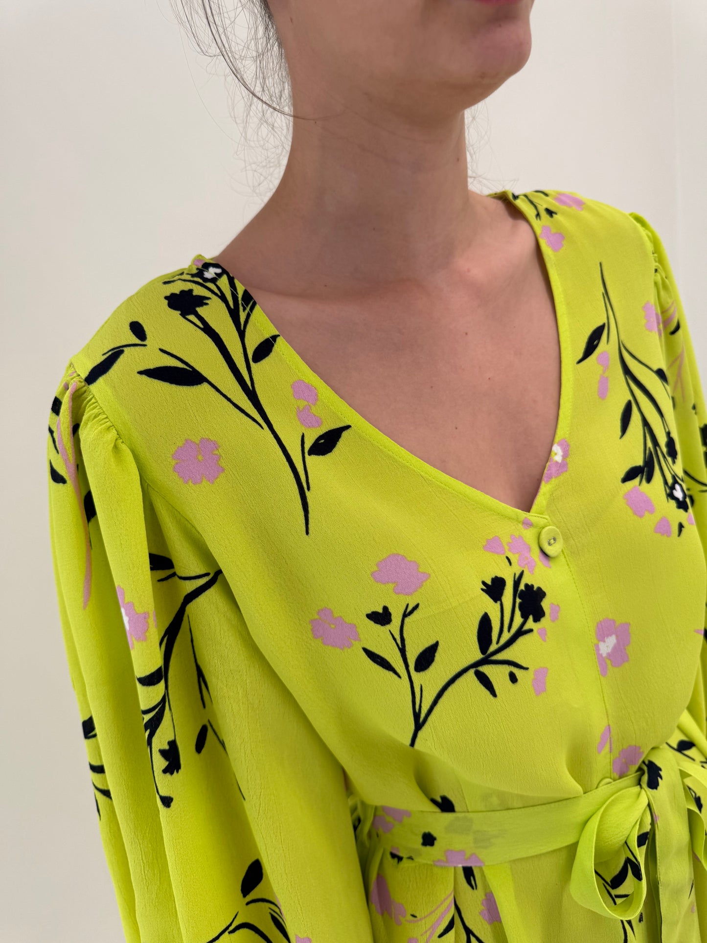 Rochie neon green cu mâneci ultra ample cu manșetă îngustată  și cordon