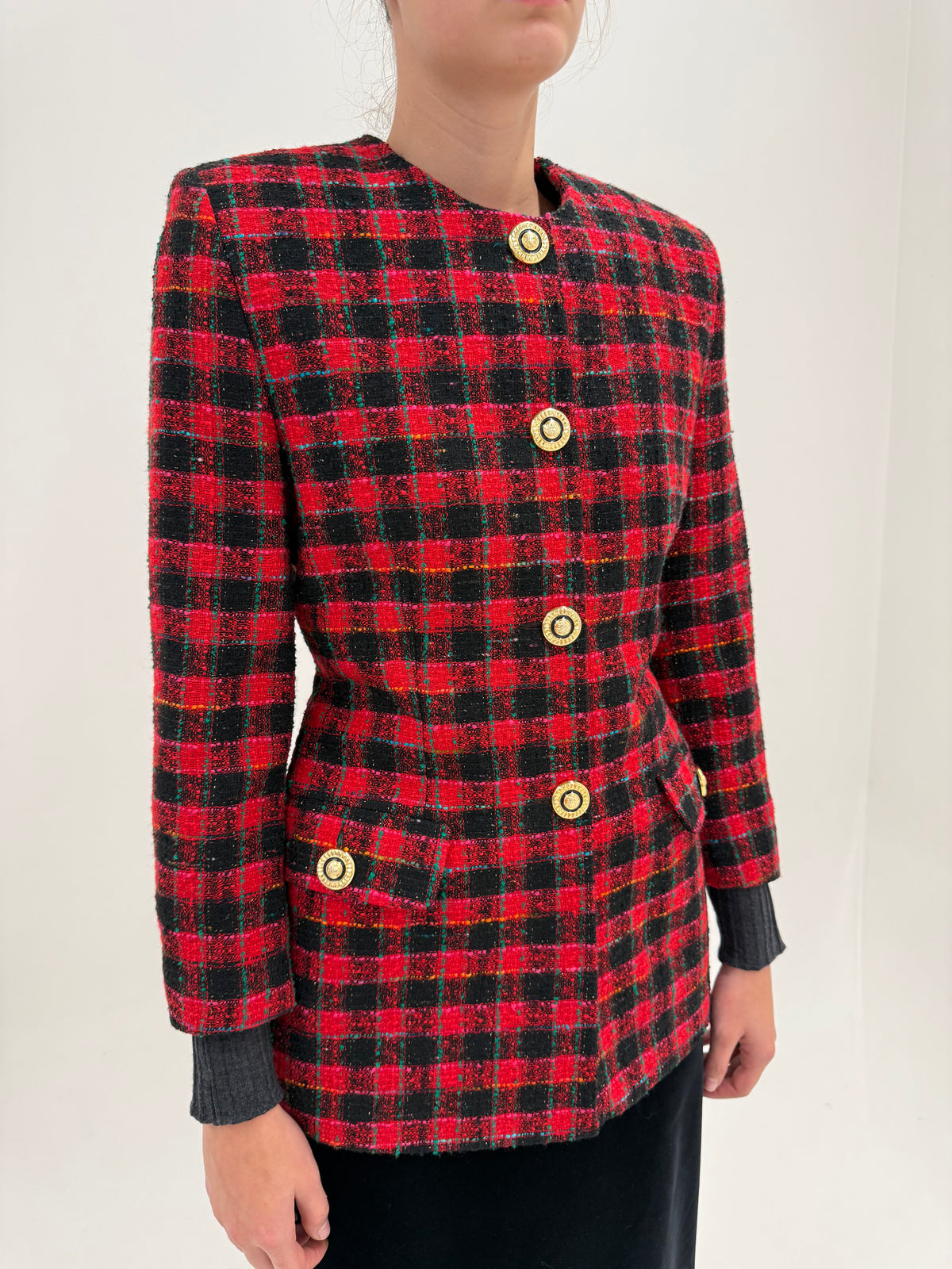 Sacou în stil Chanel din tweed excepțional de lana în culori superbe cu nasturi bijuterie aurii