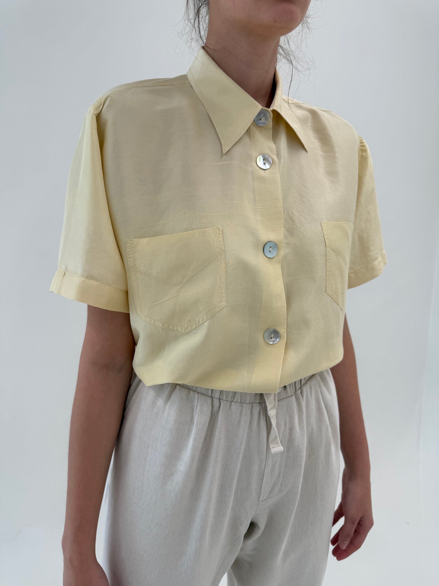 Cămașa butter yellow din mătase naturală cu nasturi mother of pearl