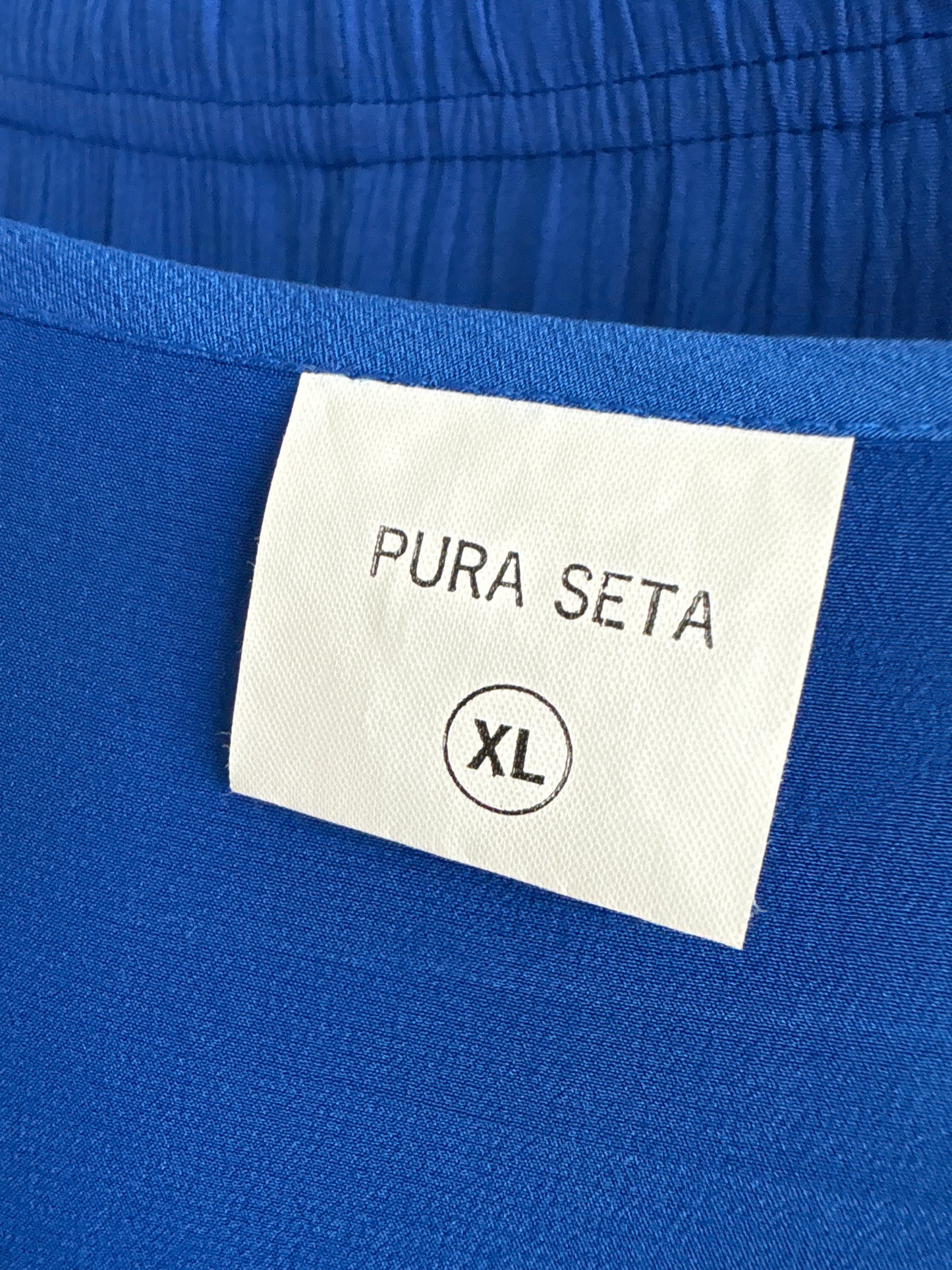 Top albastru regal în croi minimalist din mătase naturală