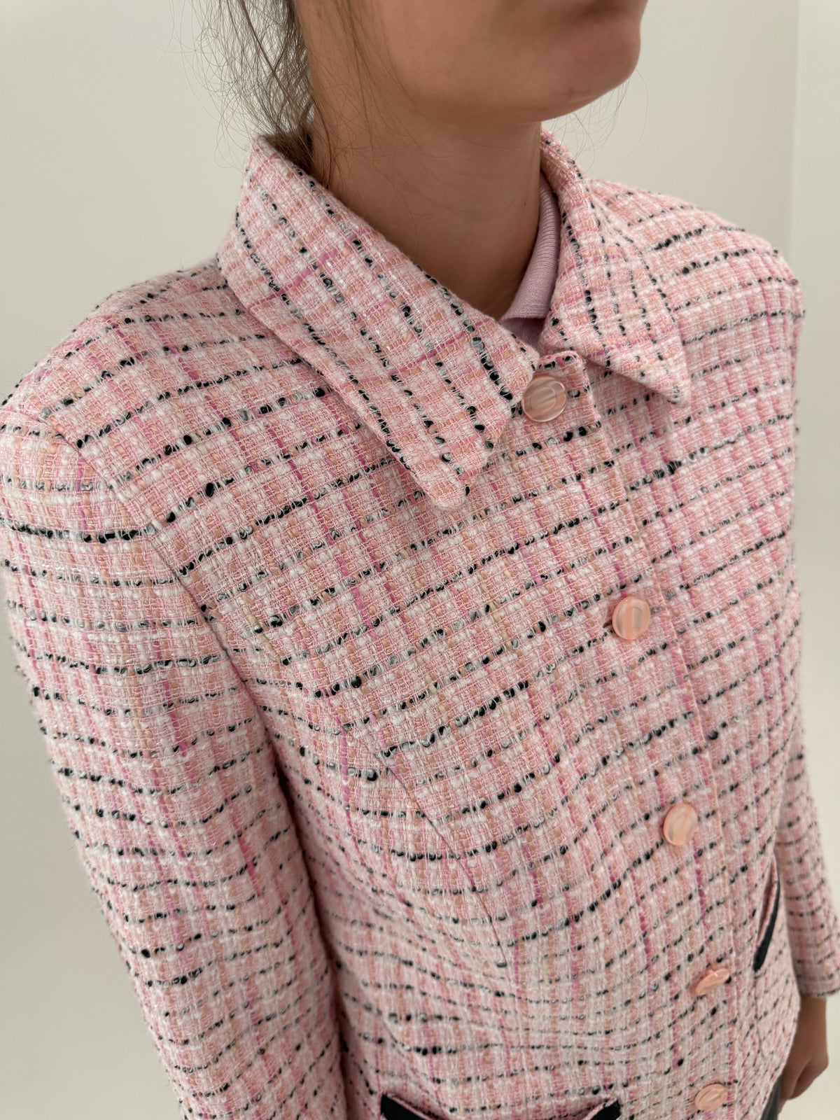 Jacheta roz pudrat din tweed excepțional în stil Chanel în croi ușor cambrat