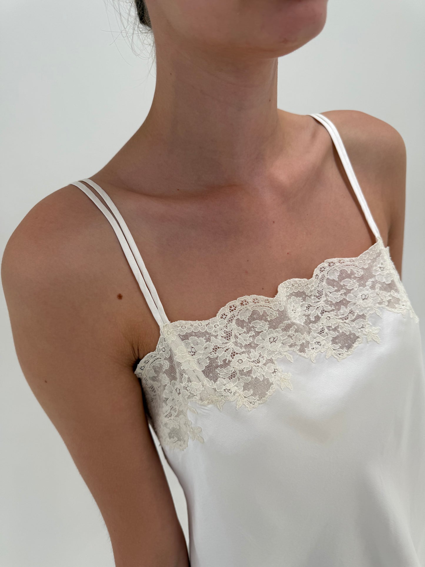 Top minimalist din mătase naturală cu inserții superbe de dantelă chantily