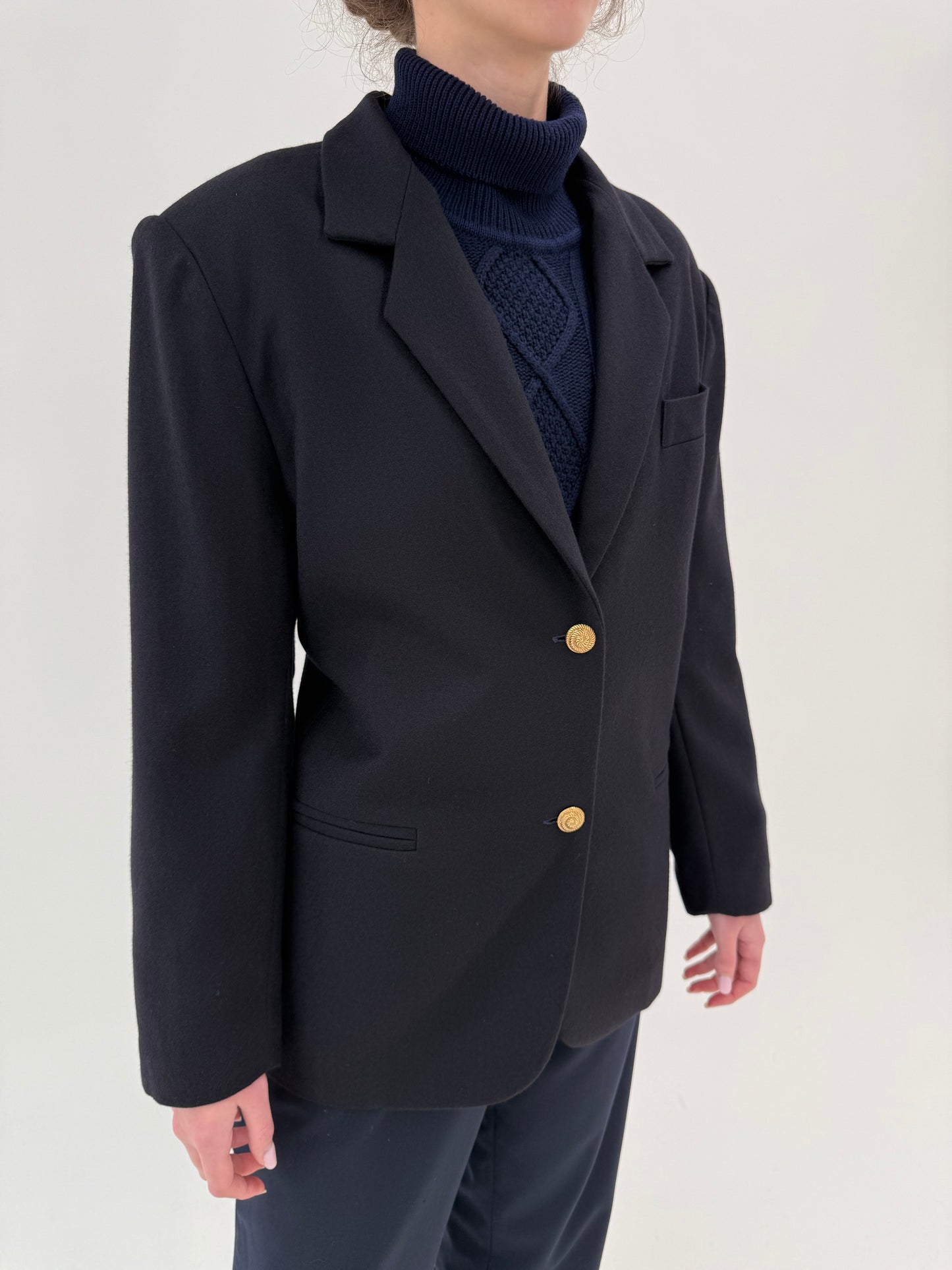 Sacou în croi mai lung ușor cambrat din stofă plină de lana pura cu nasturi aurii