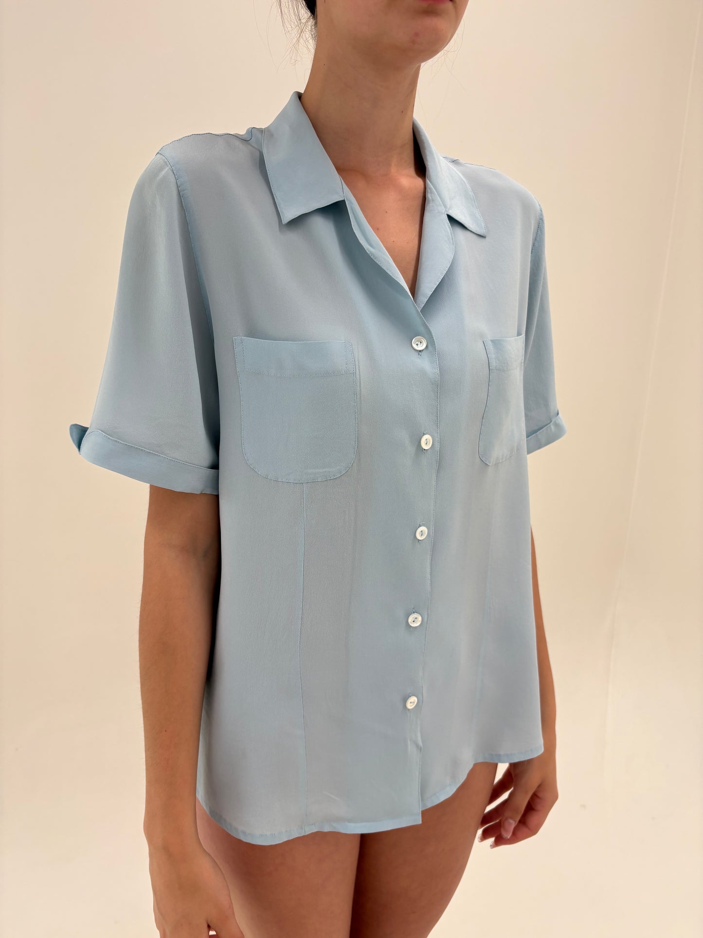 Cămașa baby Blue din mătase naturală în croi lejer