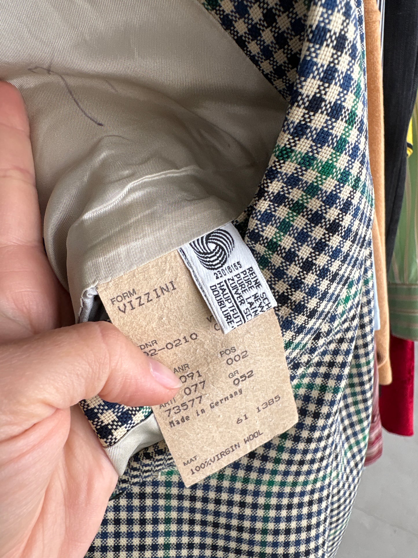 Sacou tall Hugo Boss din Lana excepțională subțire în carouri și croi actual