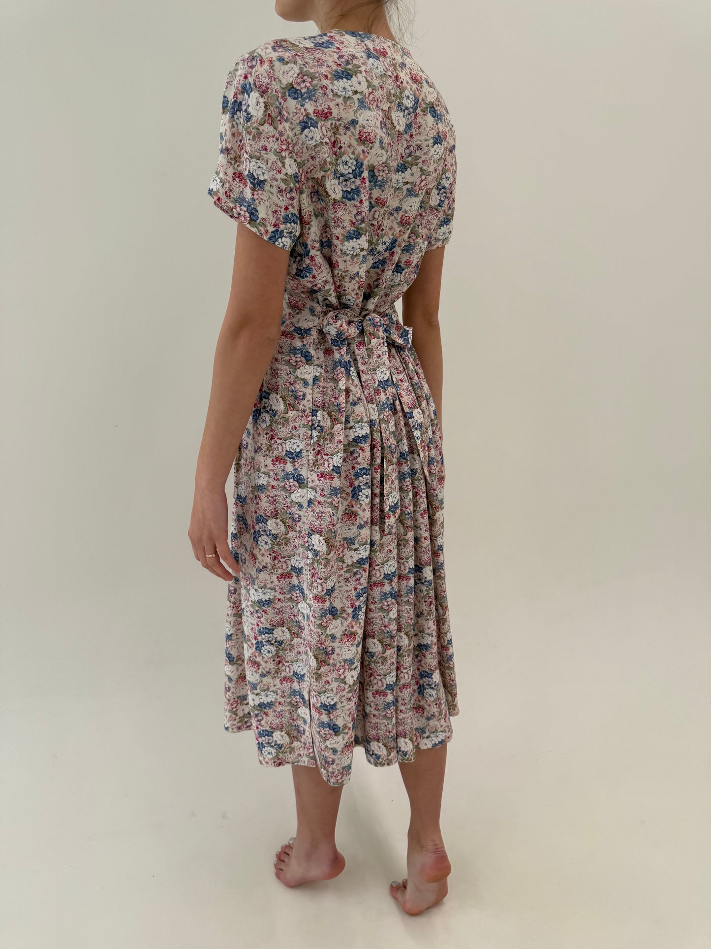 Rochie vintage maxi cambrata powder Pink cu print floral și talie reglabilă la spate