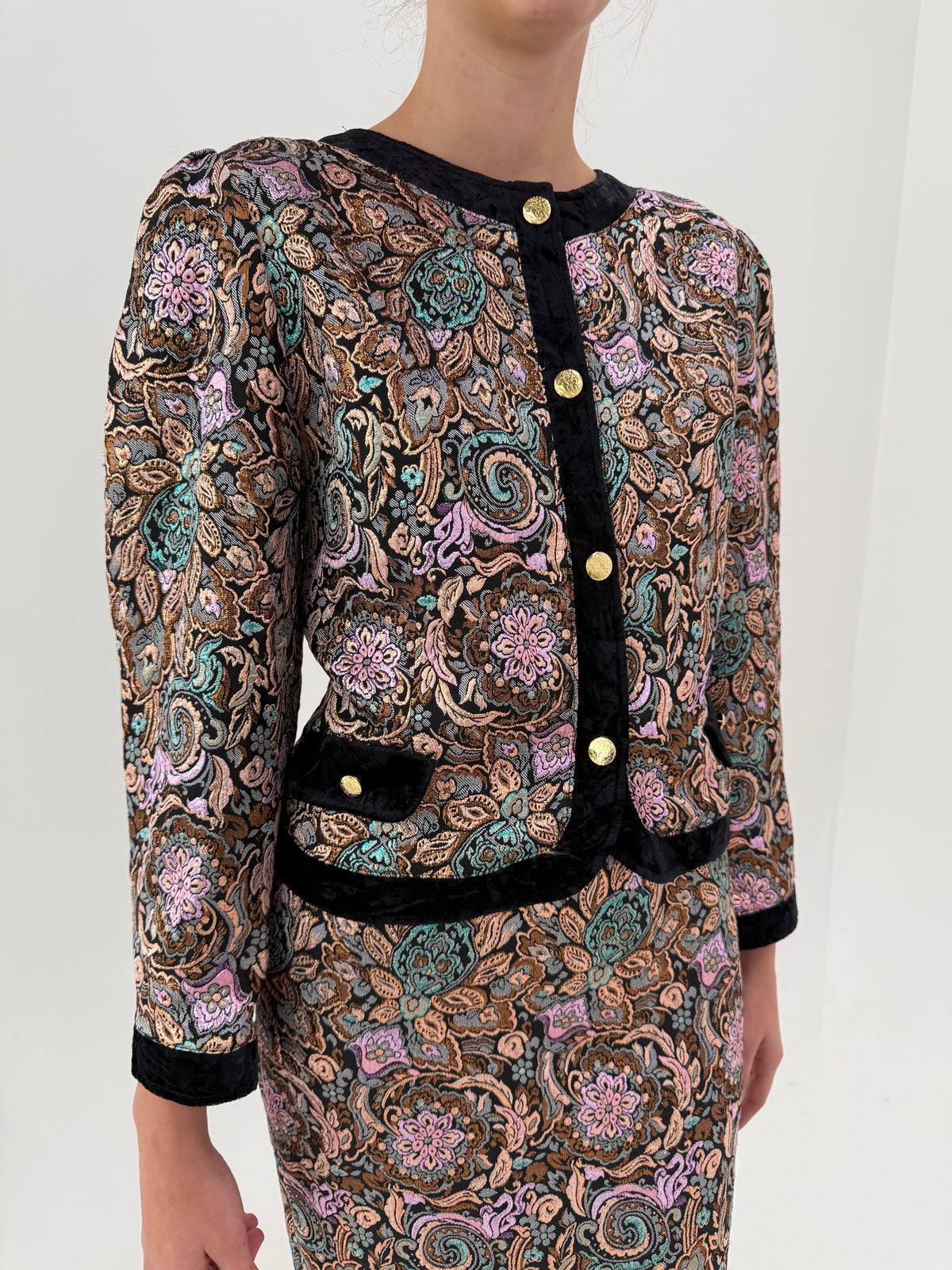 Set bijuterie in stil chanel din brocart prețios cu fustă creion cu buzunare și sacou boxy