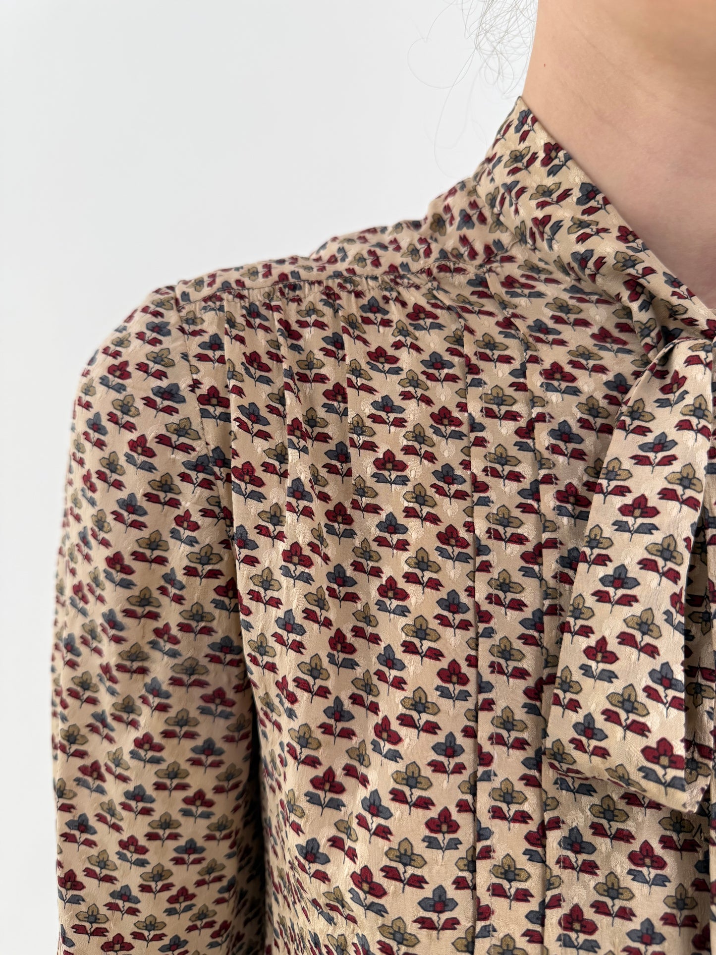 Rochie camel din mătase naturală în croi de ani 70 cu print delicat