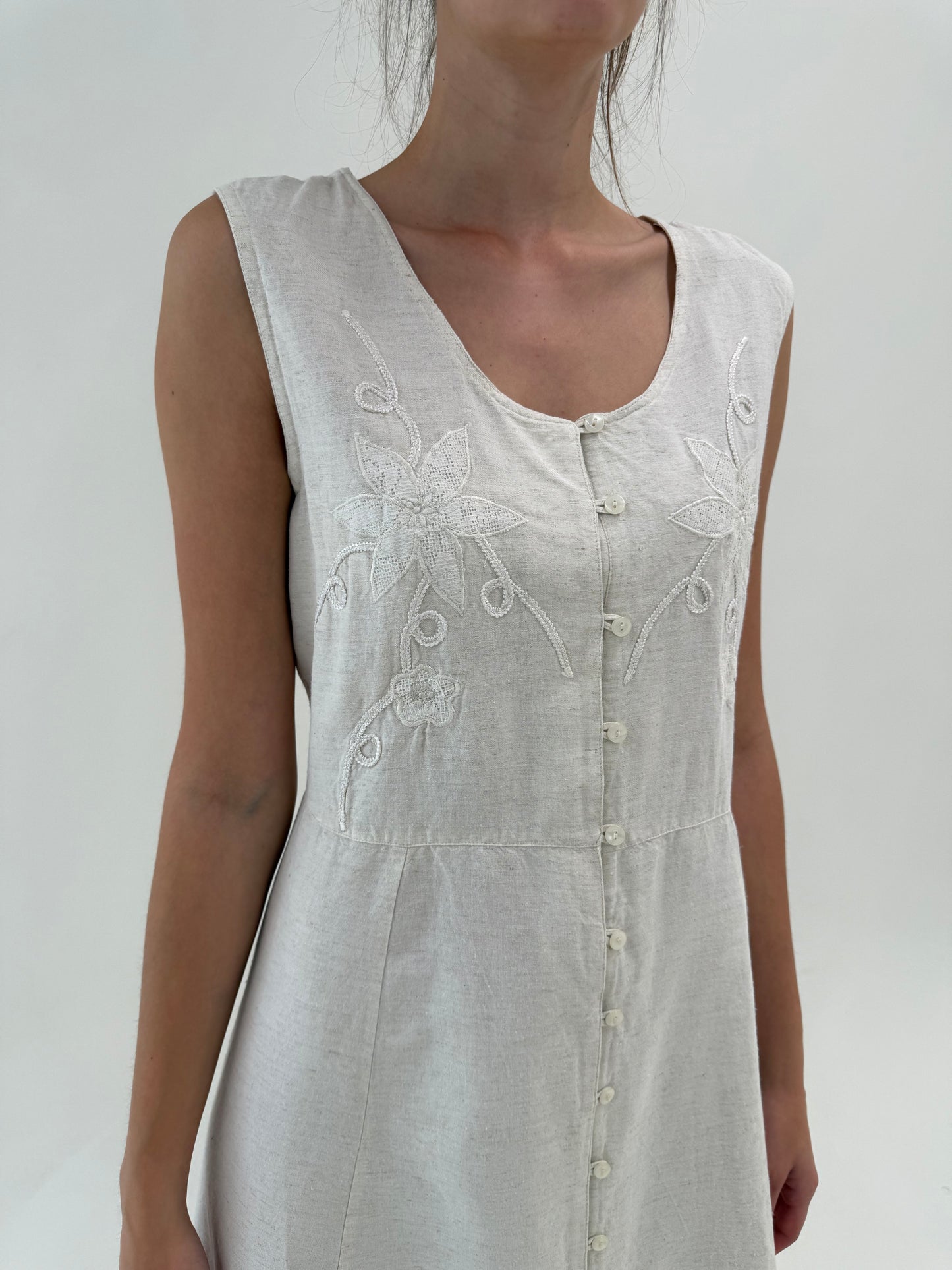 Rochie maxi din pânză cu talie ușor marcată și aplicații de dantelă macrame