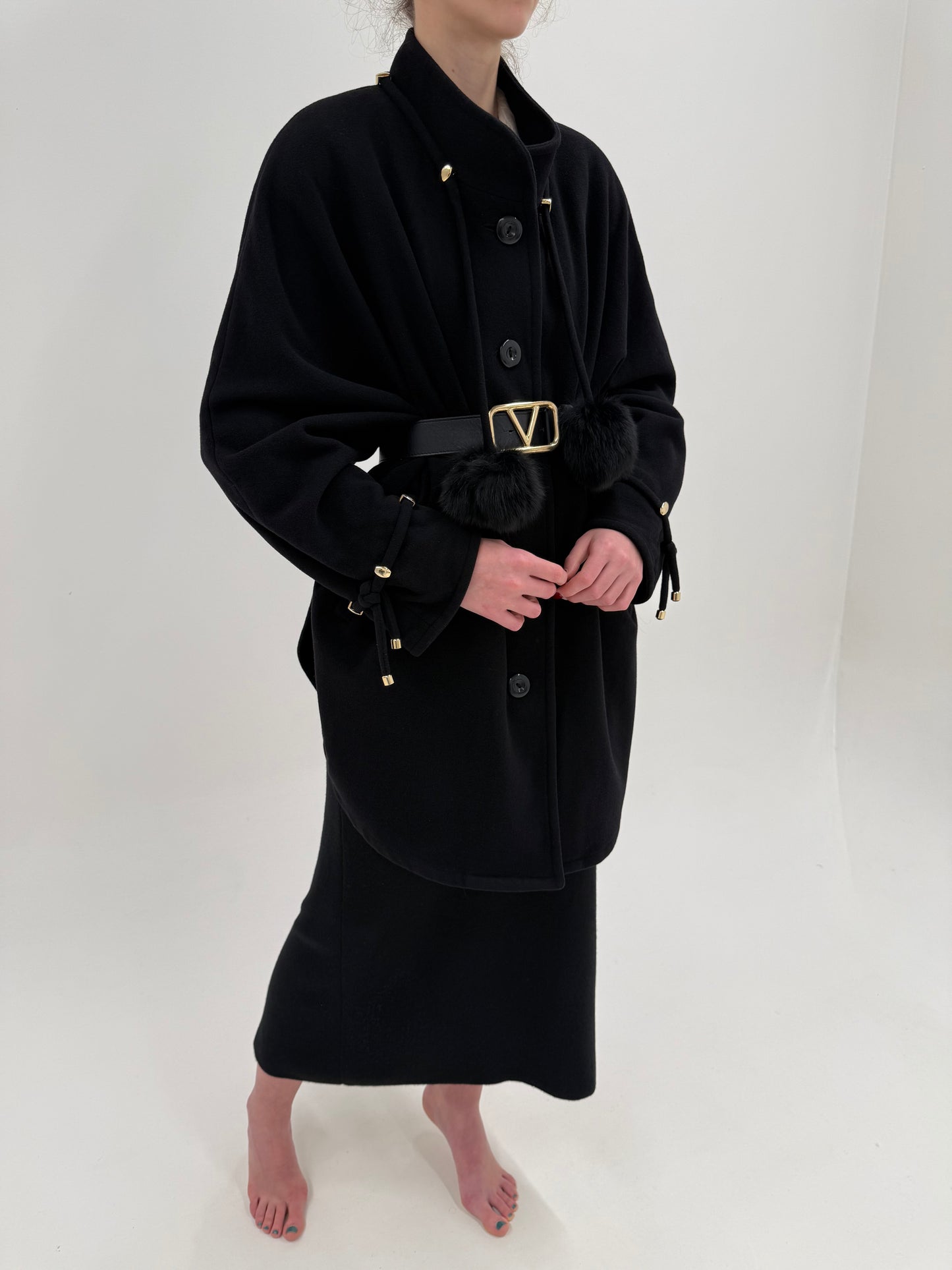 Palton negru tip capa din stofă excepțională ușor lucioasă de lana și cașmir