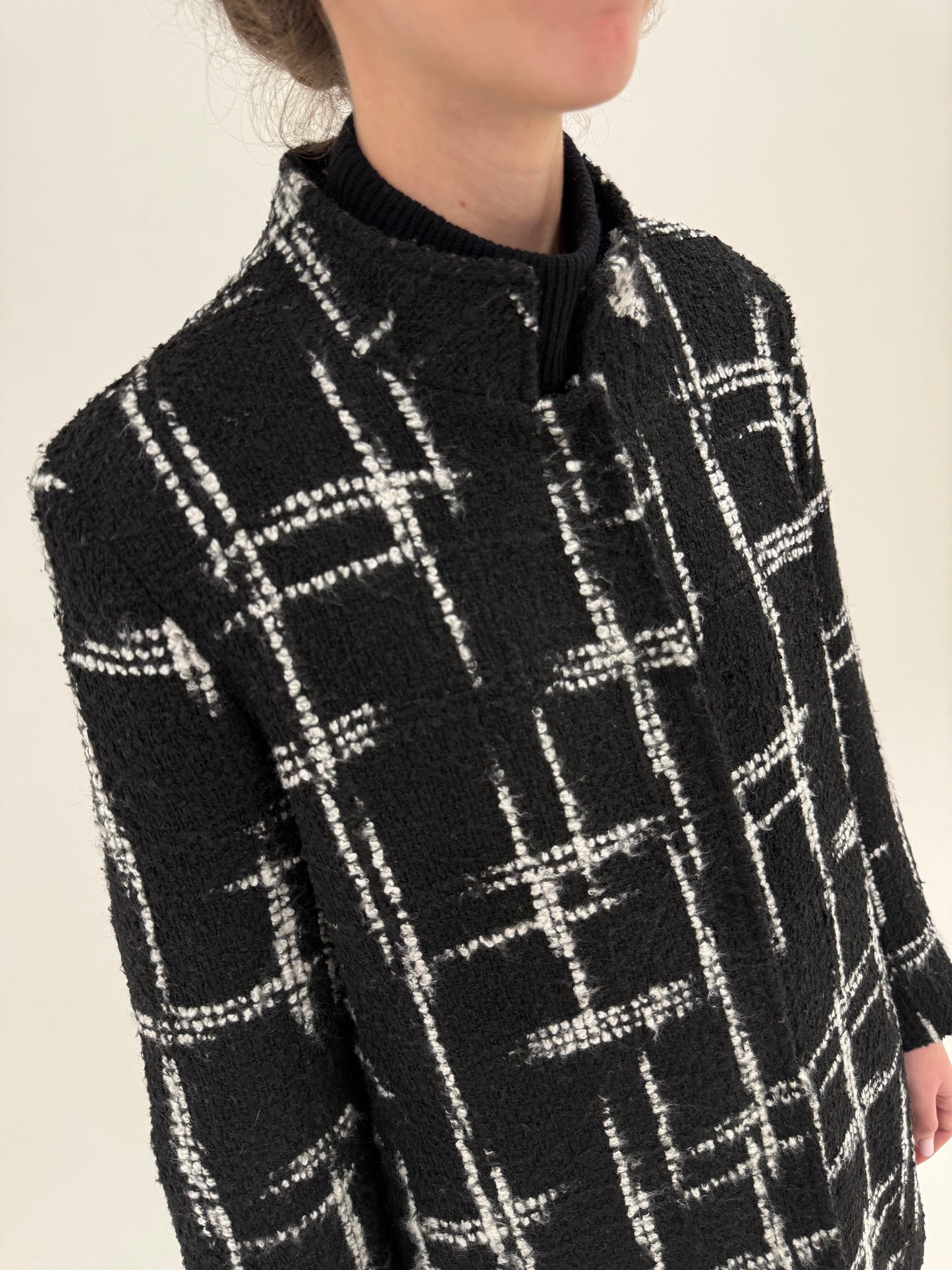 Palton italian petite în stil Chanel din boucle plin de lana alb negru