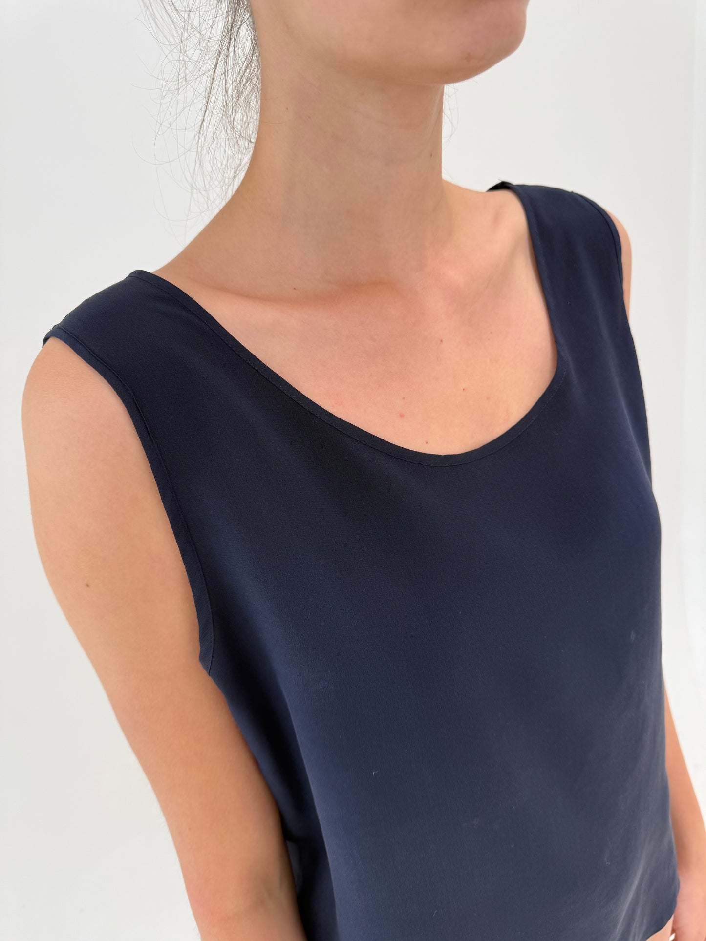 Top din mătase matuala Navy blue în croi minimalist