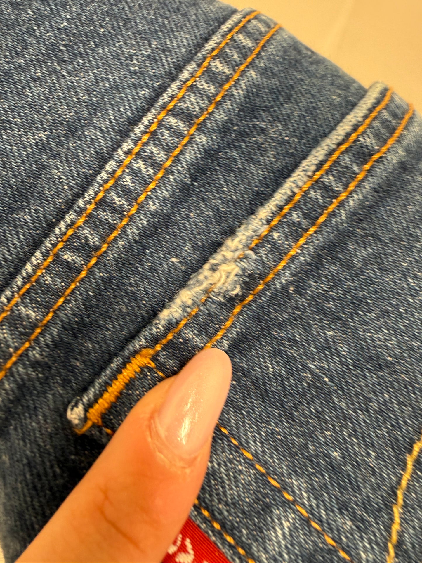 Pantaloni scurți Levi’s din jeans dark wash