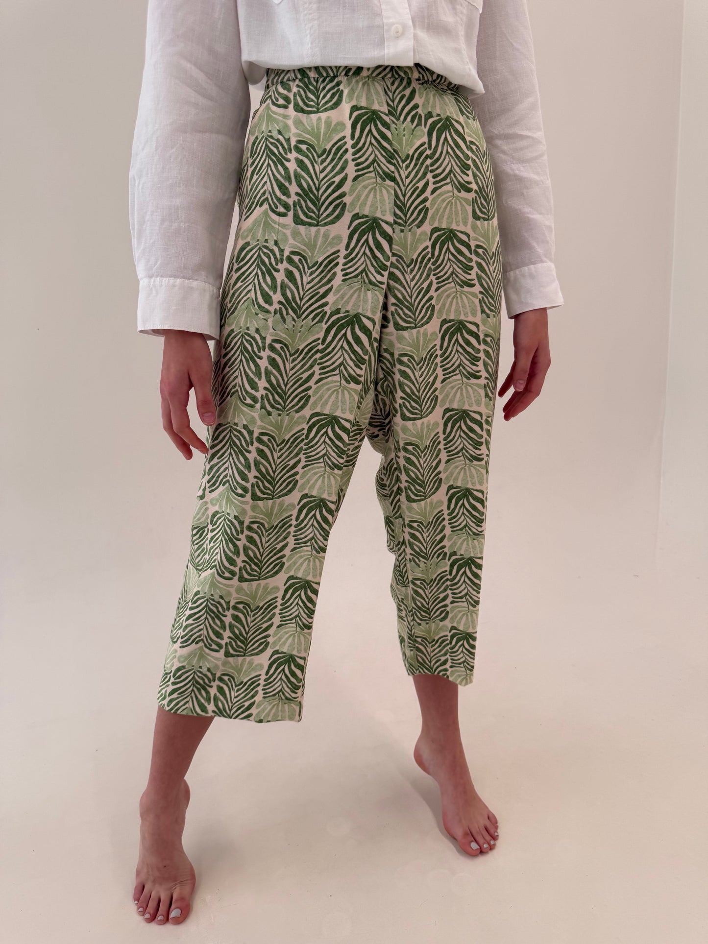 Pantaloni petite vaporosi de vară cu print organic în nuanțe de verde si camel